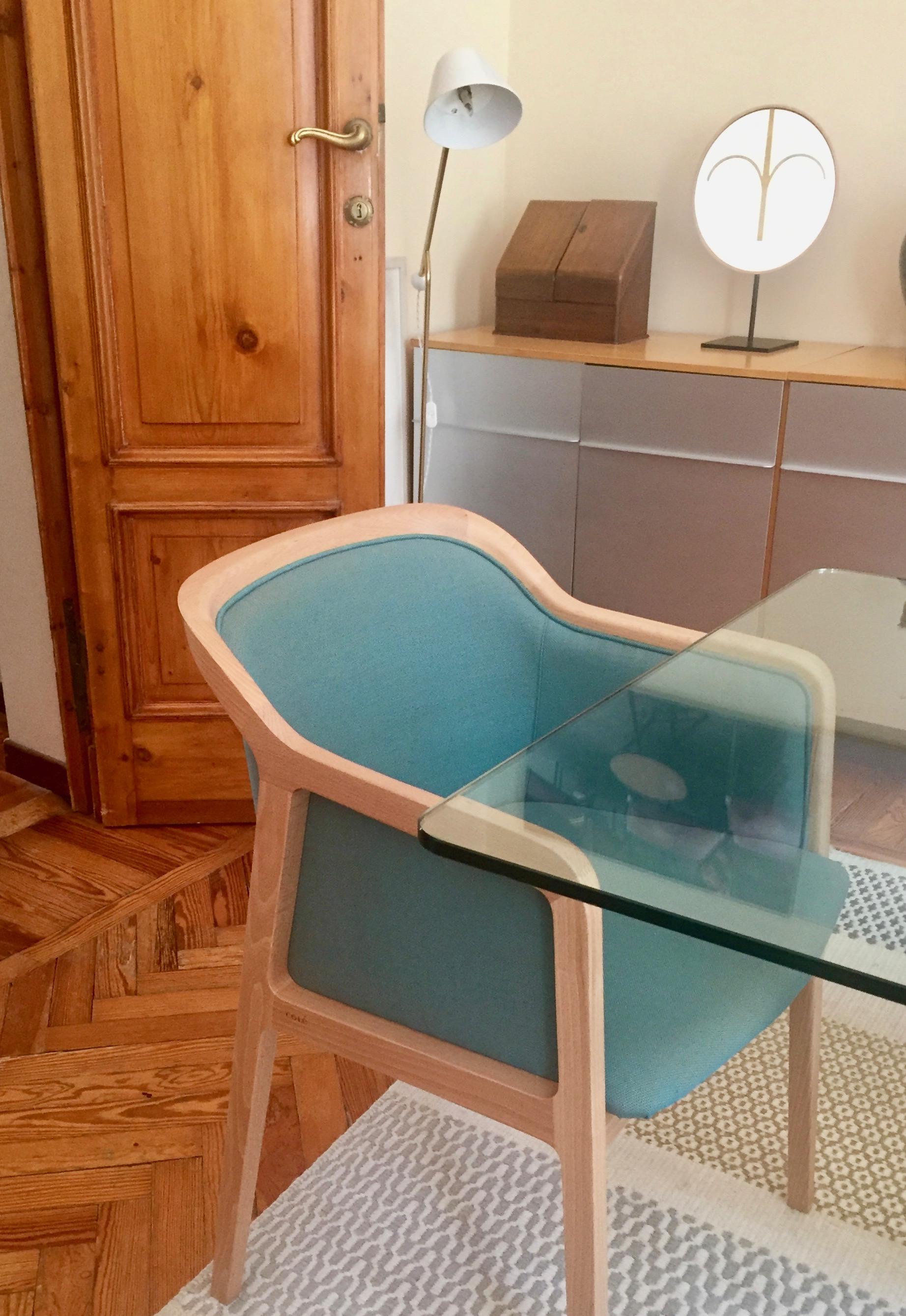 Wiener Weicher kleiner Sessel, zeitgenössisches Design inspiriert von traditionellen Stühlen (Buchenholz) im Angebot