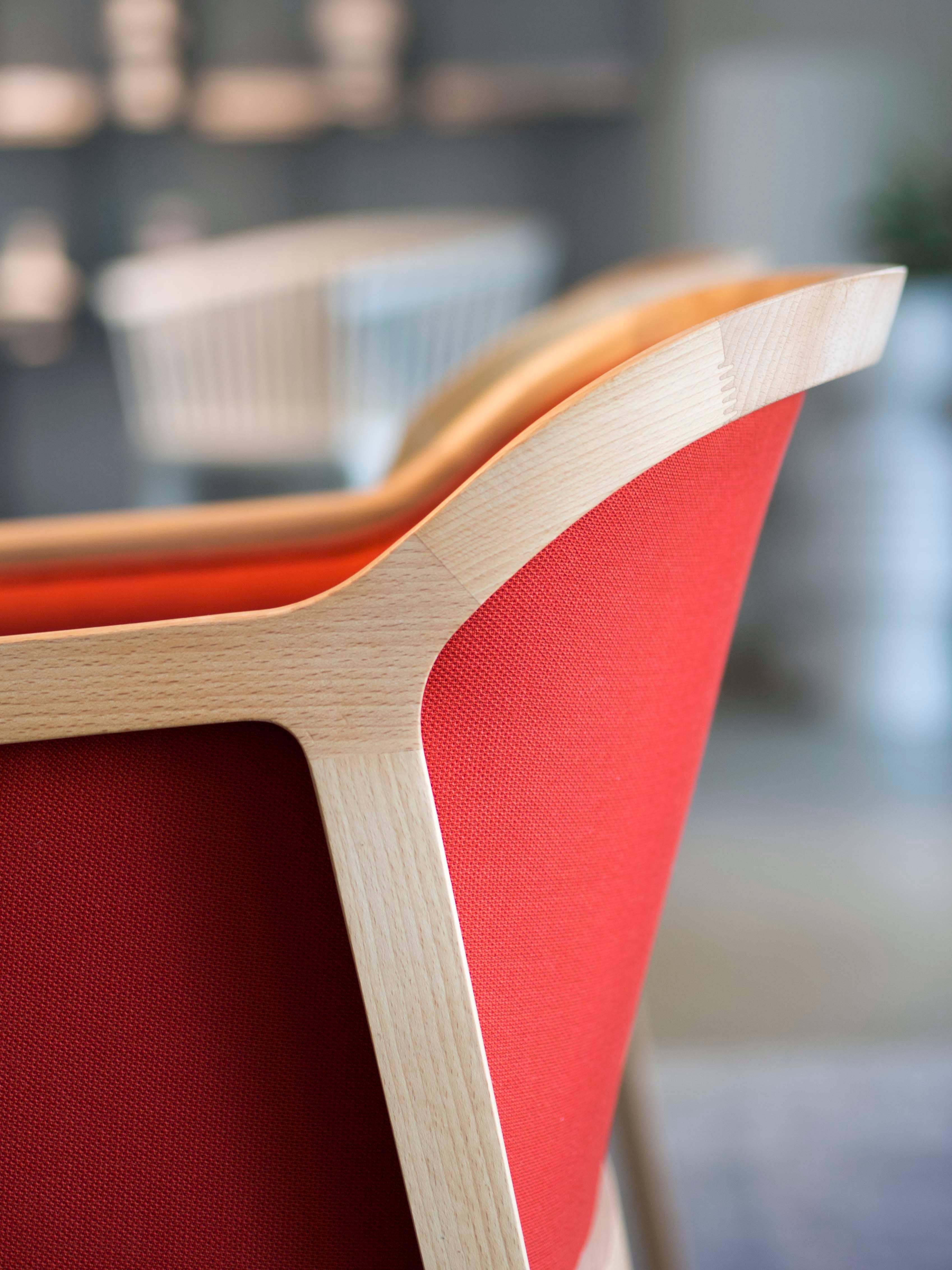 Vienna soft est un petit fauteuil de salle à manger extraordinairement confortable et élégant, conçu par Emmanuel Gallina qui aime citer Brancusi en disant que 