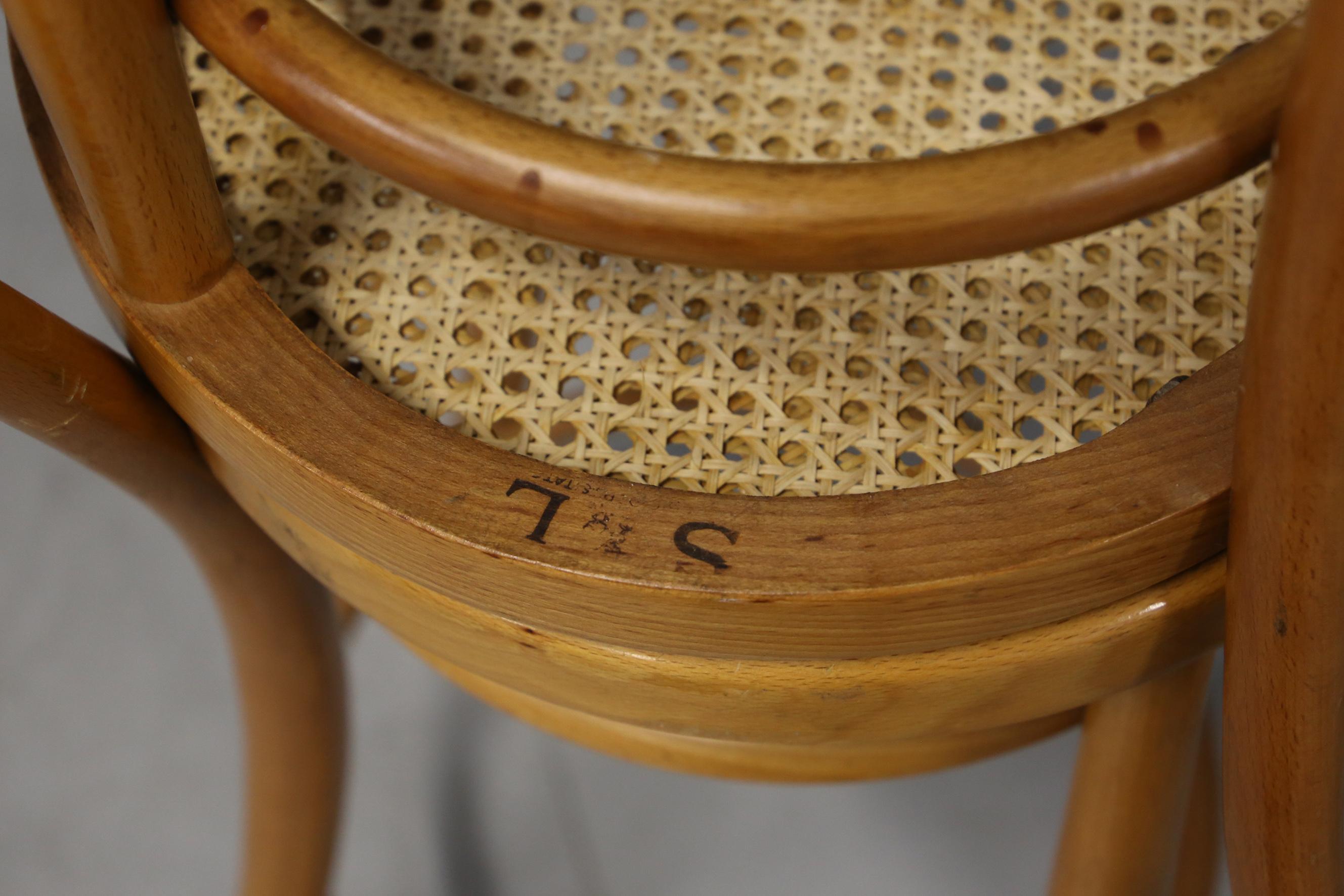 Set of 4 Vienna straw stools from the 1980s, marked S&L. The seats are in Thonet style in curved wood, in good vintage condition, the straw seat has no breakage, there are slight scratches on the feet given time and wear of the pieces. Simple lines