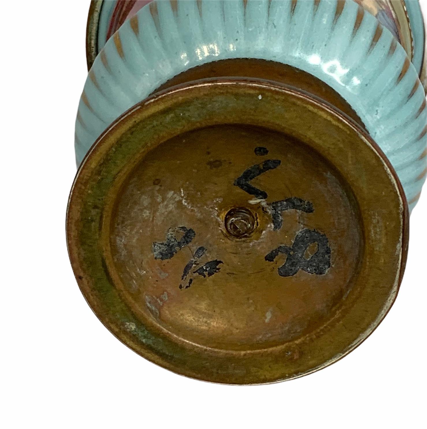 Néoclassique Vase en porcelaine monté sur métal de style viennois Cachepot en vente