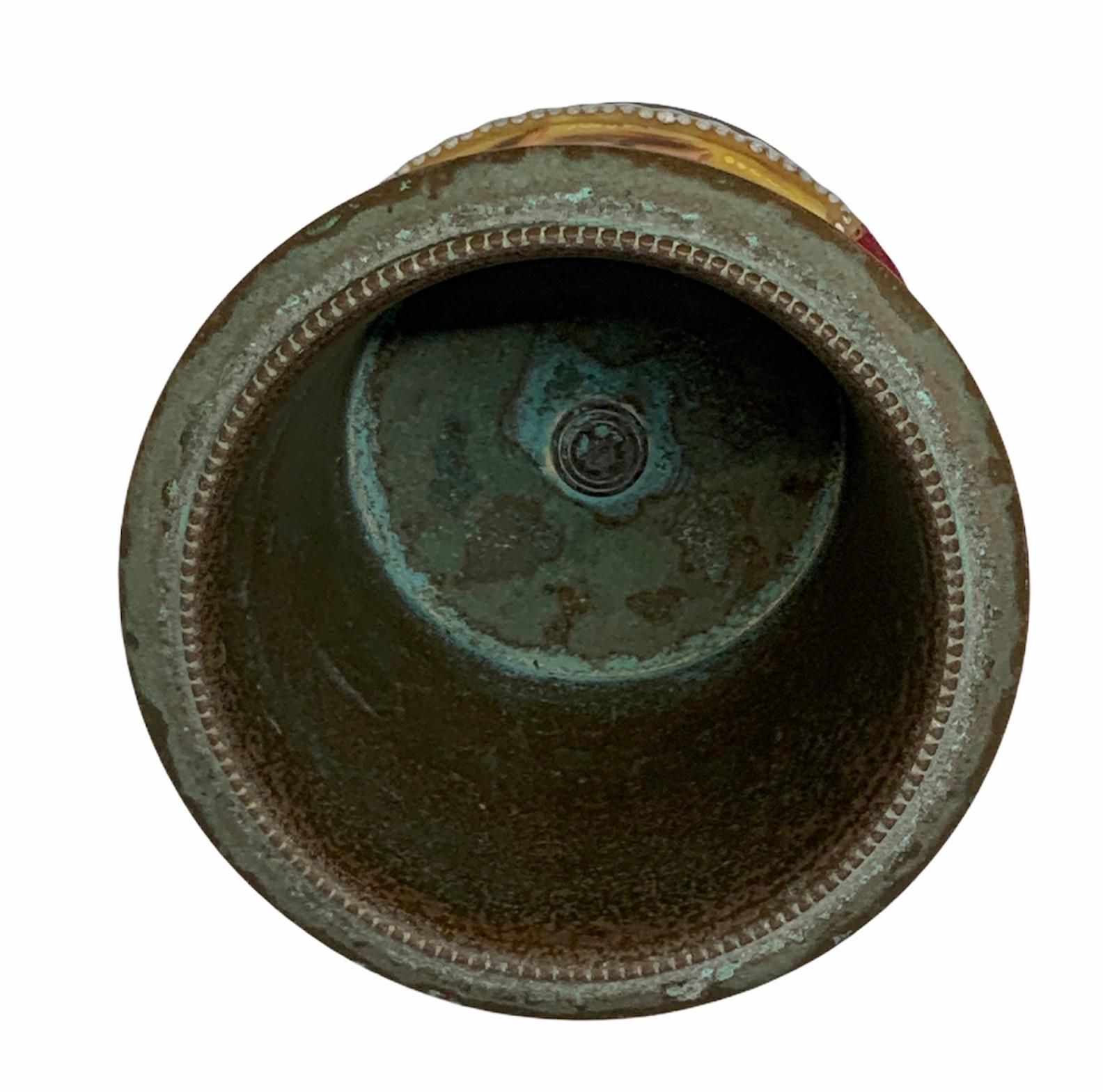 Peint à la main Vase en porcelaine monté sur métal de style viennois Cachepot en vente