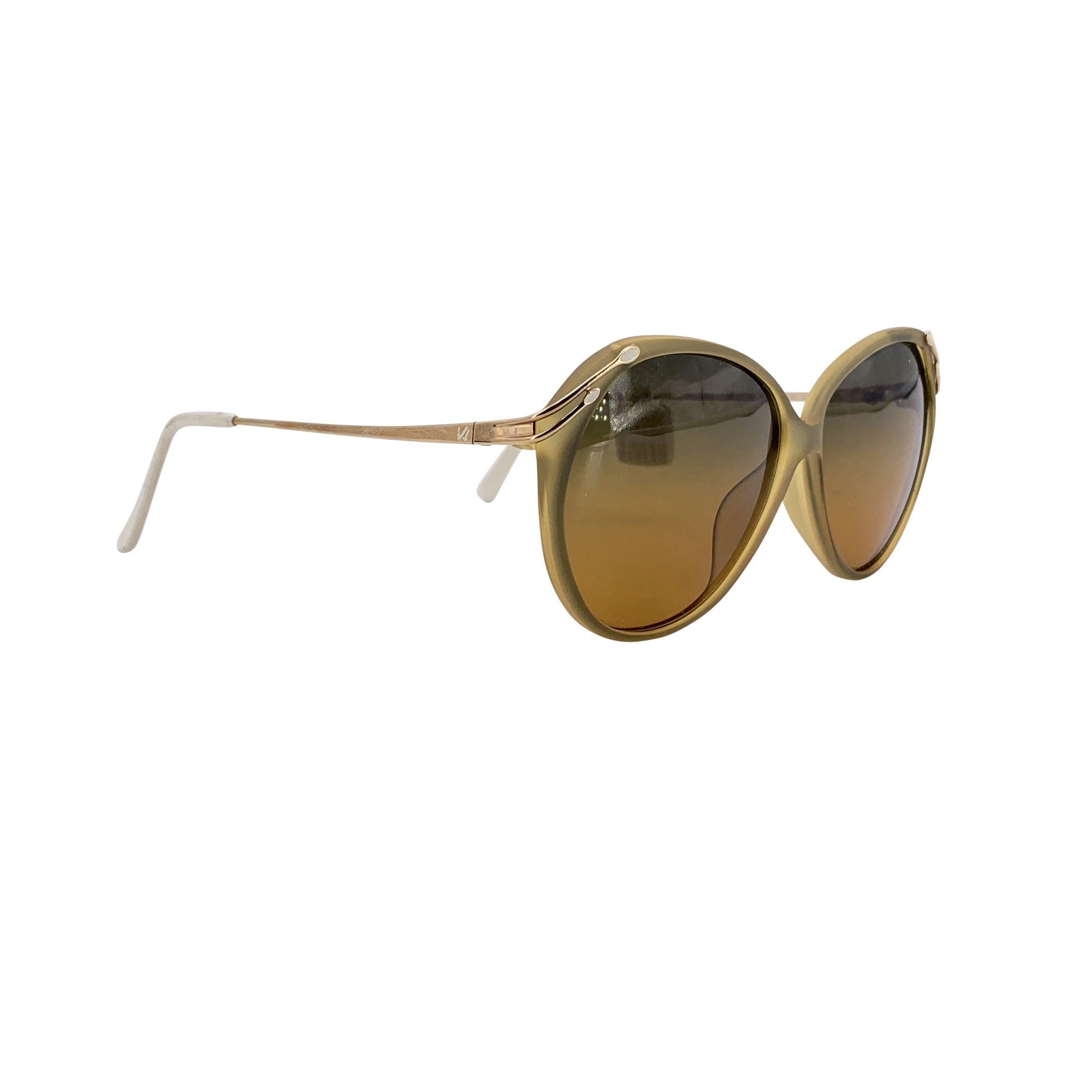 Erleben Sie die Eleganz der 1980er Jahre mit dieser Viennaline Vintage Butterfly Optyl-Sonnenbrille Mod. 1352, ein atemberaubendes Beispiel für deutsche Handwerkskunst und spielerische Raffinesse. Dieses in Deutschland gefertigte Modell in