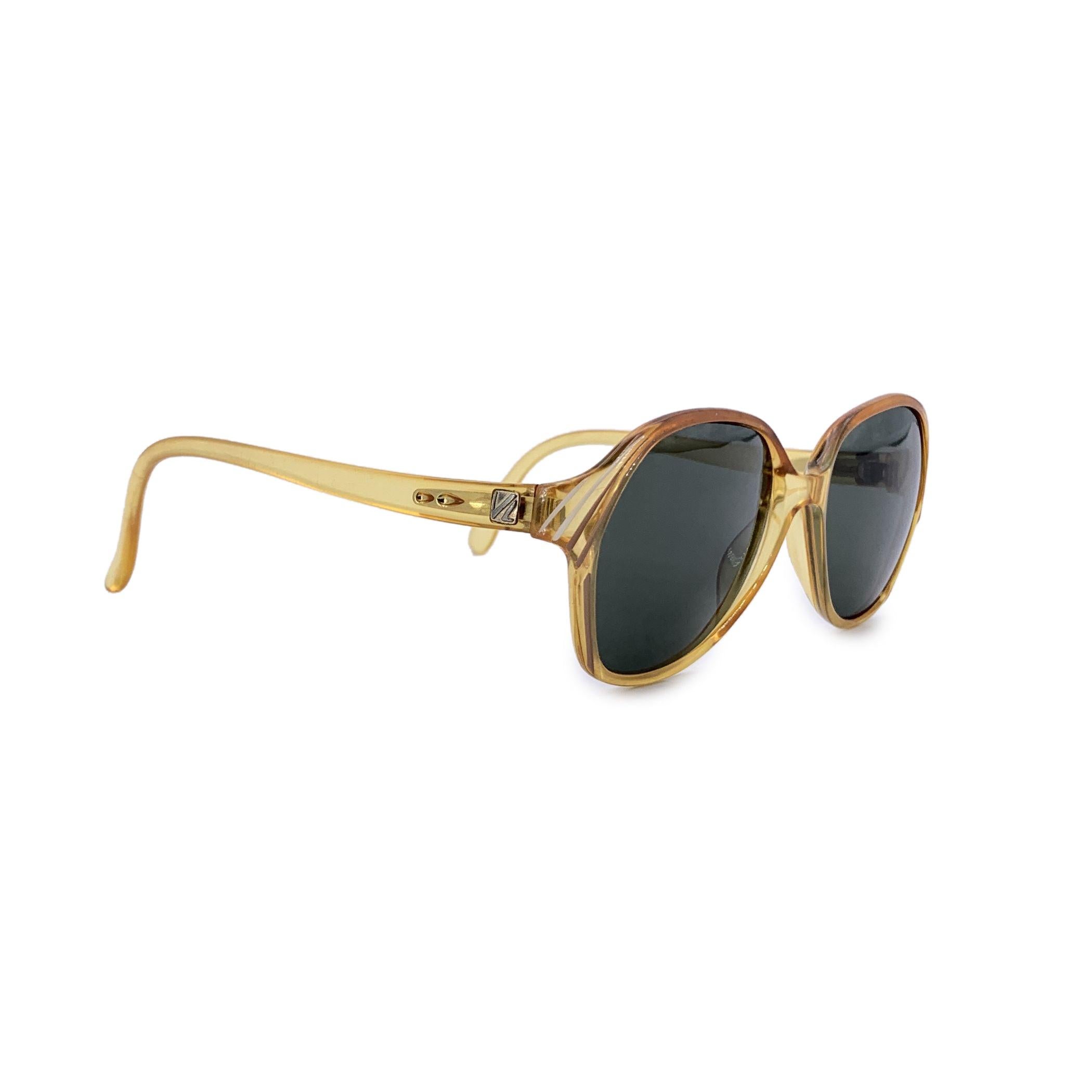 Regard sur l'heure d'or : Lunettes de soleil vintage Viennaline 1374 Intemporelles et d'un raffinement incomparable, ces lunettes de soleil vintage Viennaline modèle 1374 - 40 sont un joyau caché de l'âge d'or de la lunetterie européenne. Fabriquées