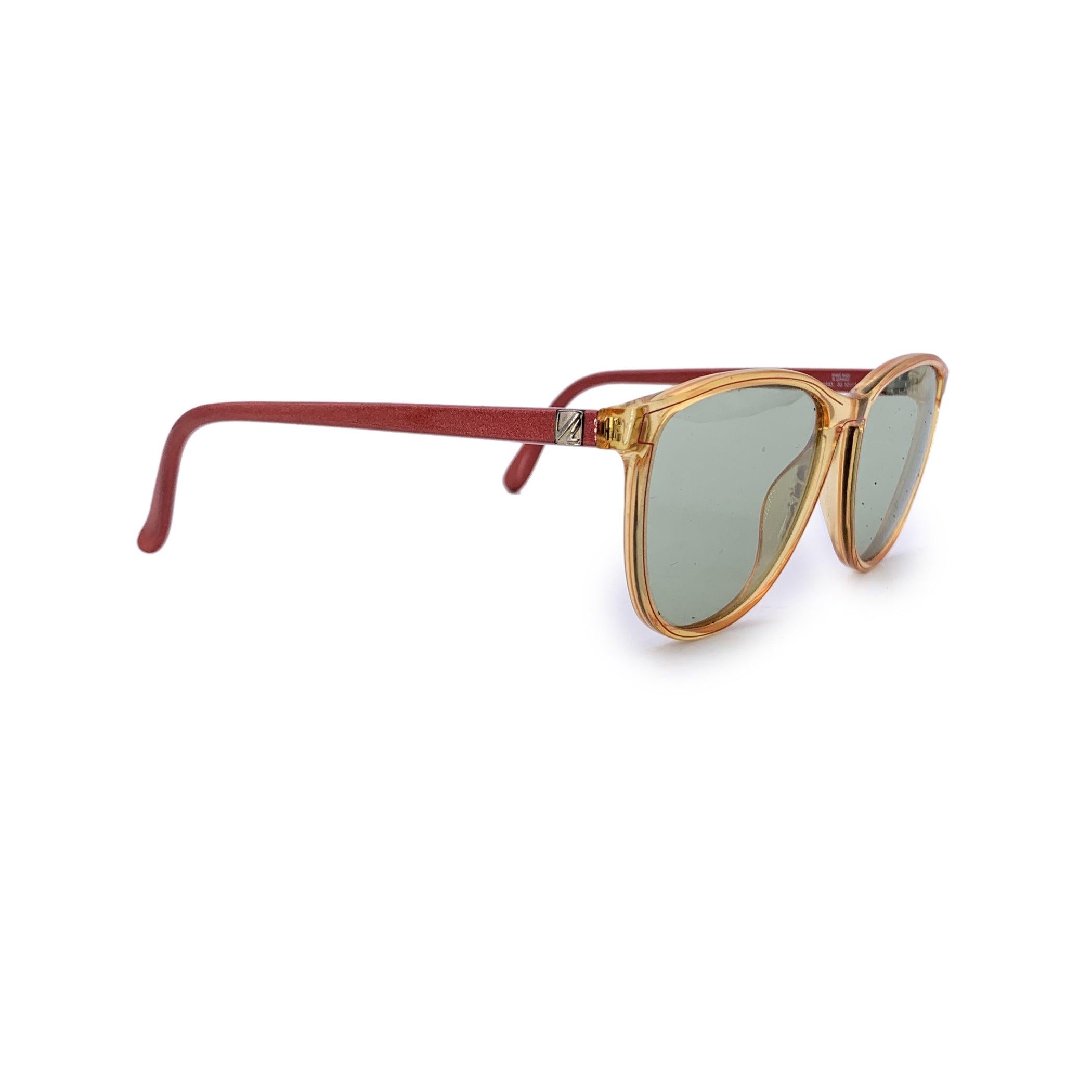 Abbraccia lo spirito vibrante degli anni '80 con questi occhiali da sole Vienna Line in giallo vintage. La loro audace montatura in plastica gialla e l'inconfondibile forma a occhi di gatto incarnano l'eleganza giocosa dell'epoca, rendendoli un