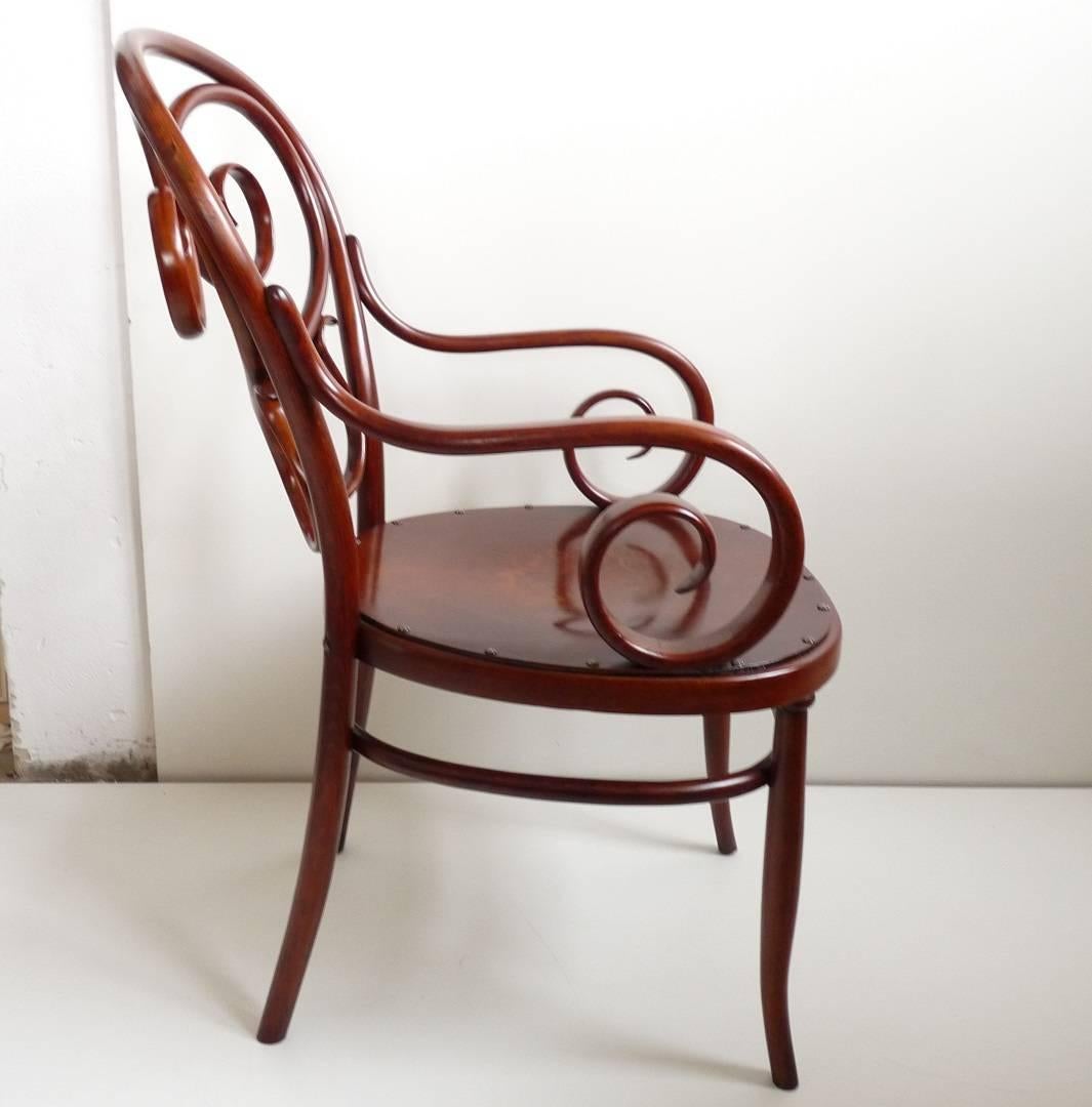 Fabricado en Austria por la empresa Gebrüder Thonet. Recién restaurada. Medidas: Altura del asiento 48 cm.
Dobla la madera de haya.