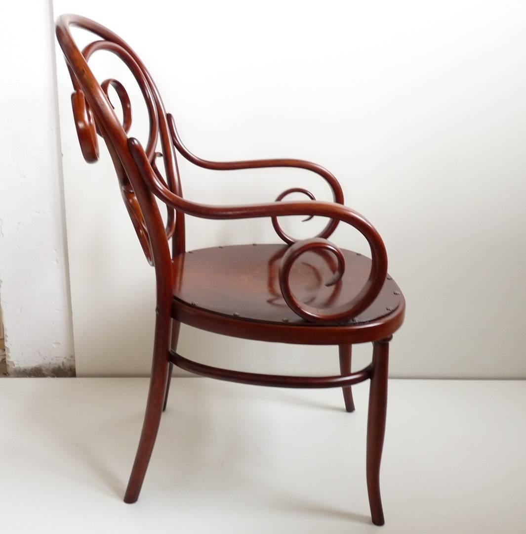 Hergestellt in Österreich von der Firma Gebrüder Thonet. Neu restauriert. Maße: Sitzhöhe 48 cm.
Biegt Buchenholz.