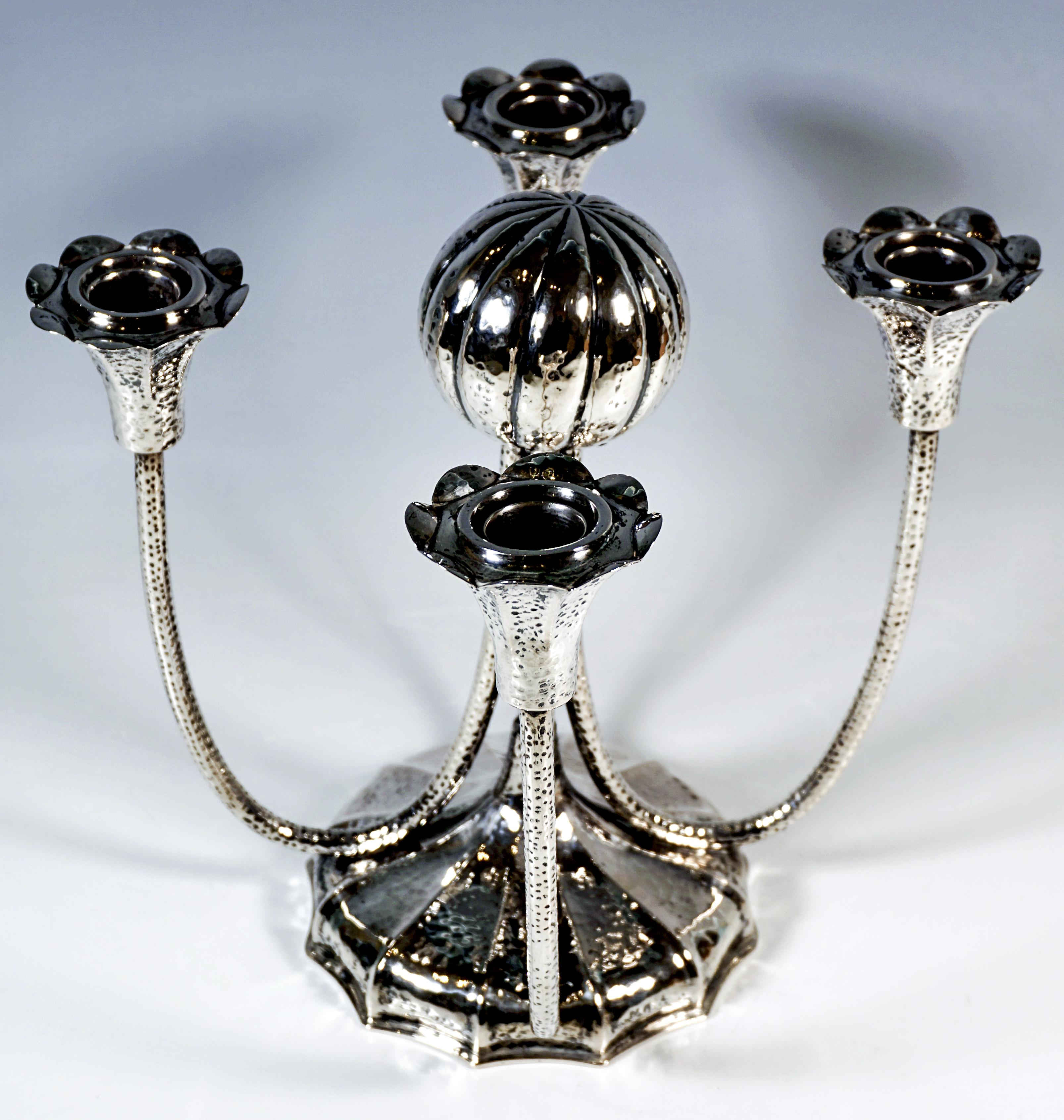 Austriaco Candelabro viennese Art Déco a 4 luci in argento con decorazioni Martelé, 1930 ca. in vendita