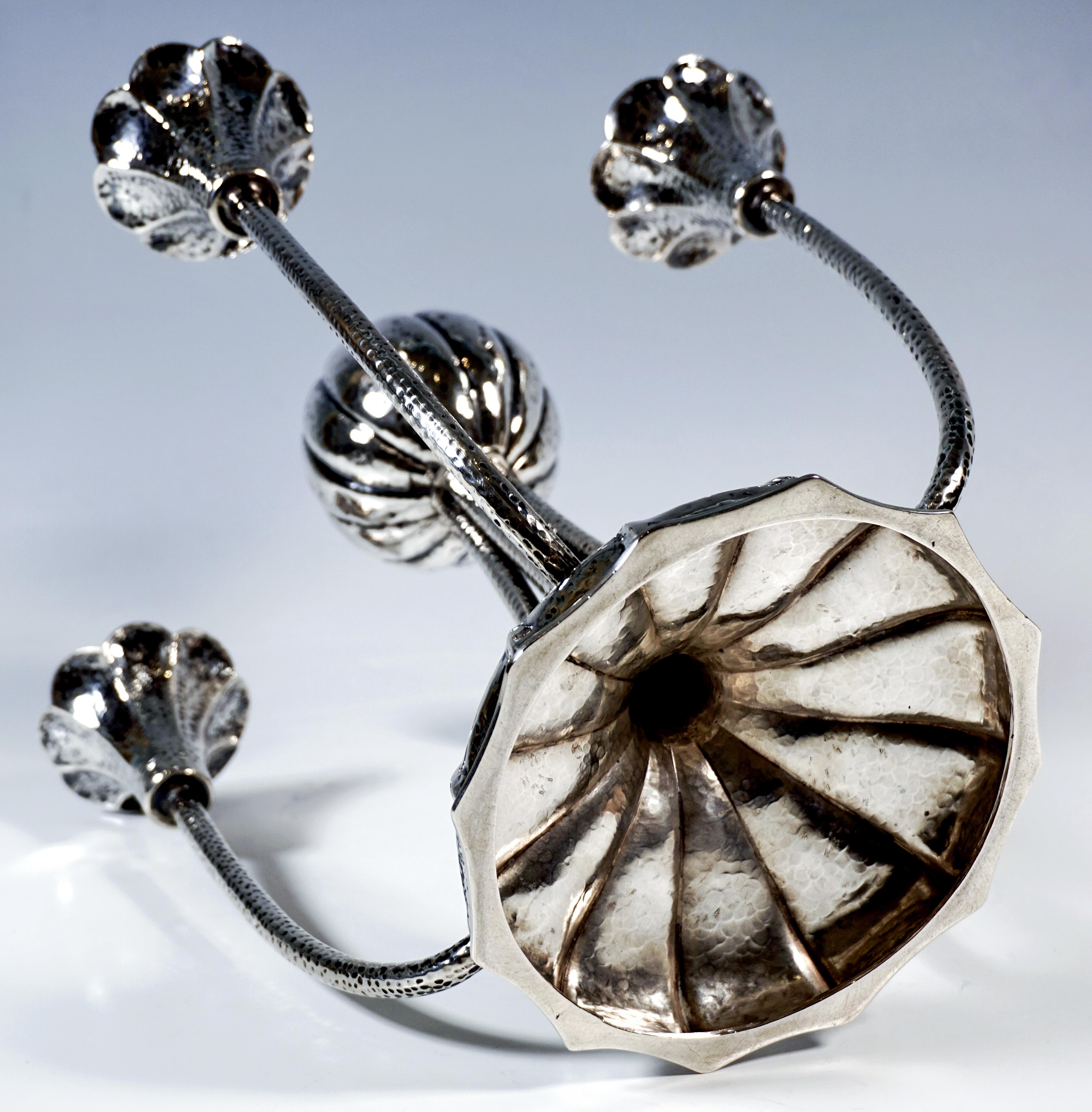 Fatto a mano Candelabro viennese Art Déco a 4 luci in argento con decorazioni Martelé, 1930 ca. in vendita