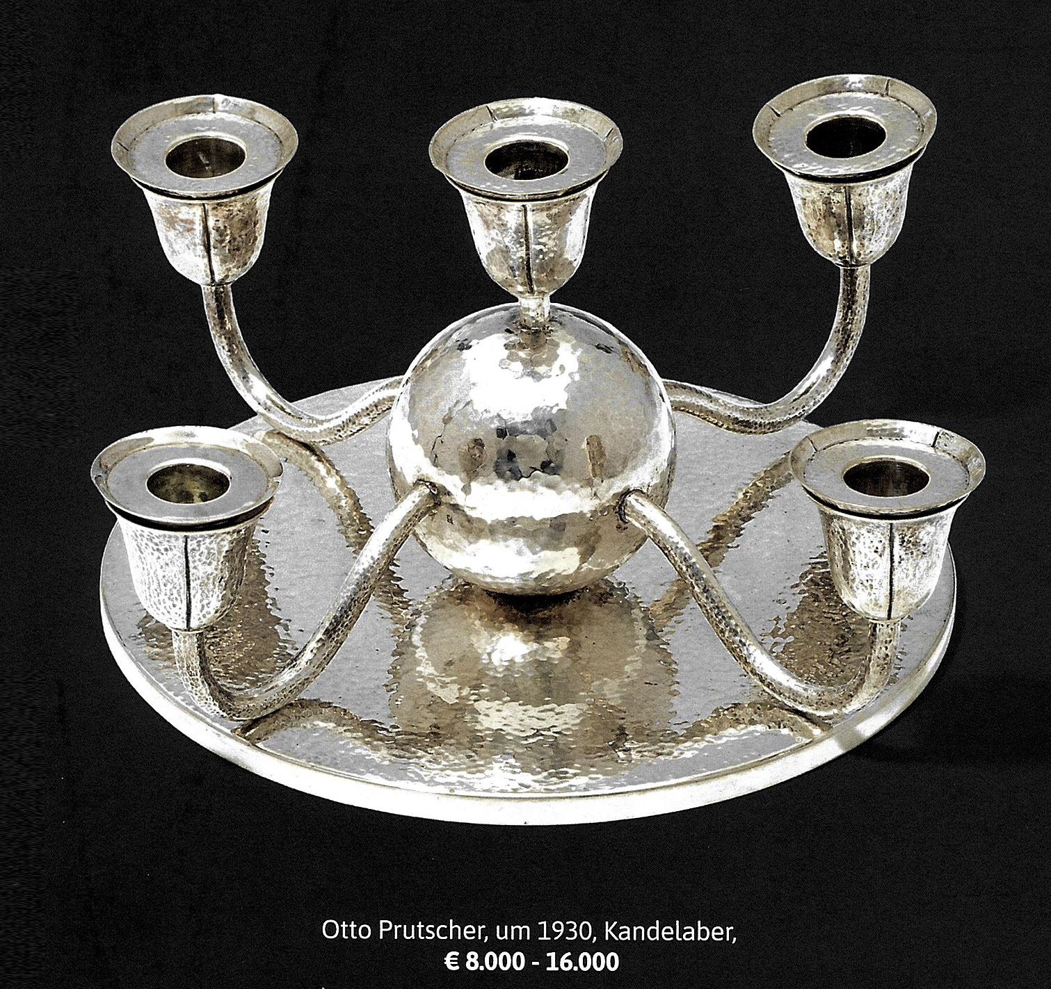 Candelabro viennese Art Déco a 4 luci in argento con decorazioni Martelé, 1930 ca. in vendita 1