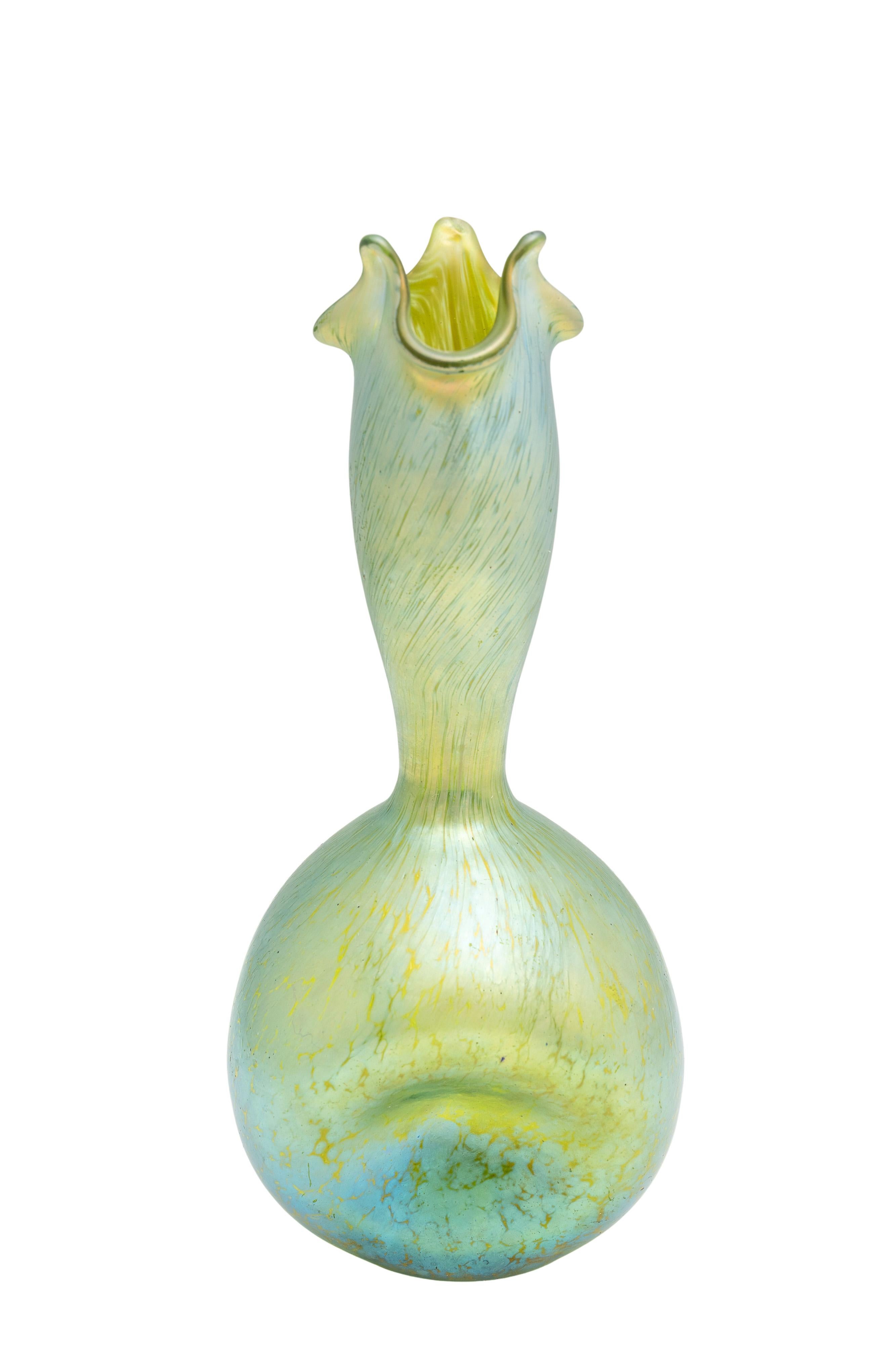 Jugendstil Vaso Art Nouveau viennese Johann Loetz Witwe Creta con decorazione Papillon 1898 ca. in vendita