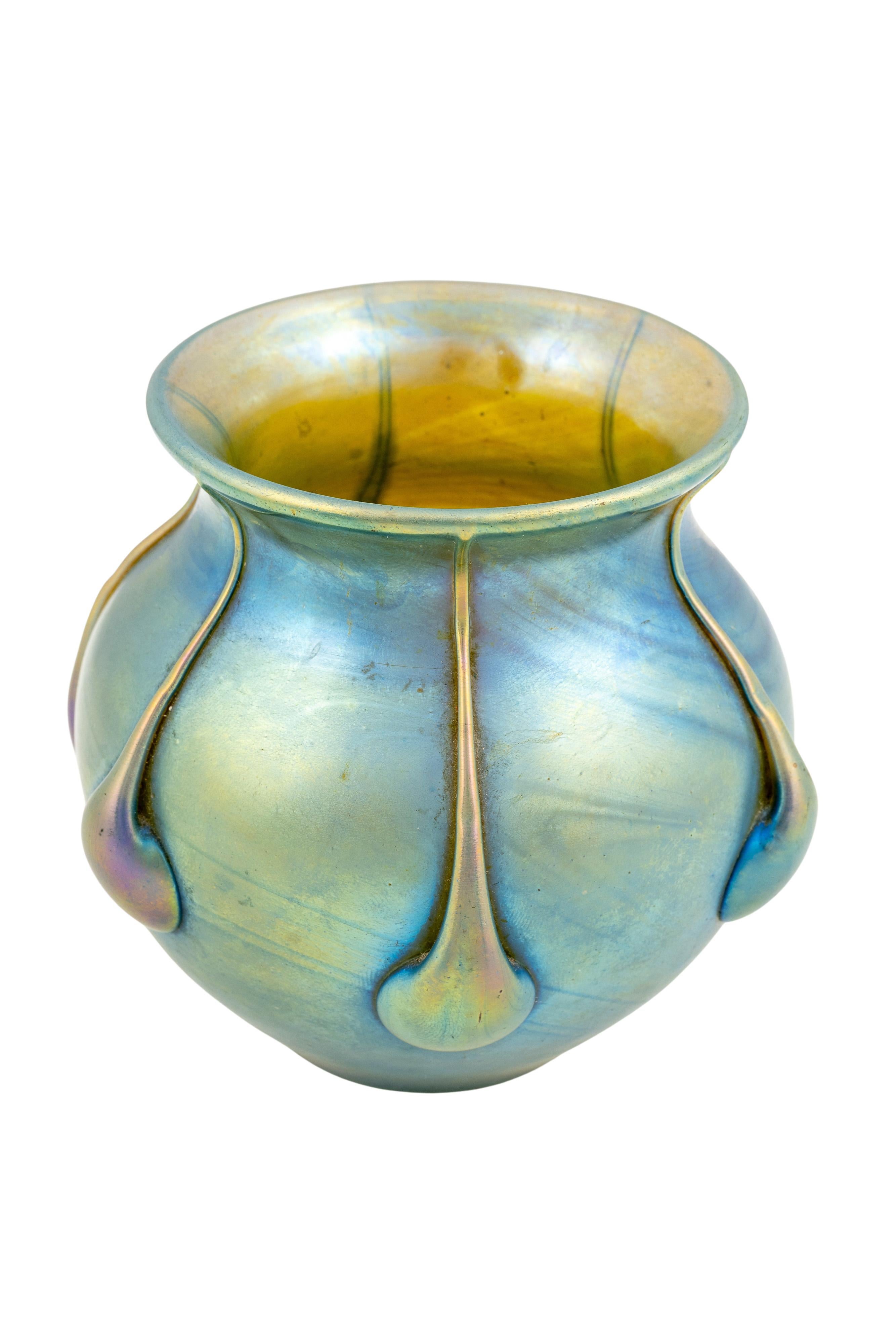 vaso con applicazioni a goccia, Johann Loetz Witwe, decorazione Capri, 1902 ca.

tecnica: vetro, soffiato a bocca, ridotto e iridescente