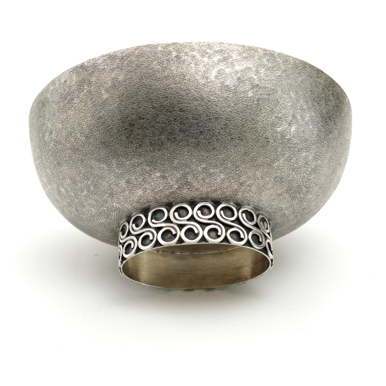 Ciotola con piede in argento sterling viennese, austriaca, della metà del XX secolo In condizioni buone in vendita a New York, NY