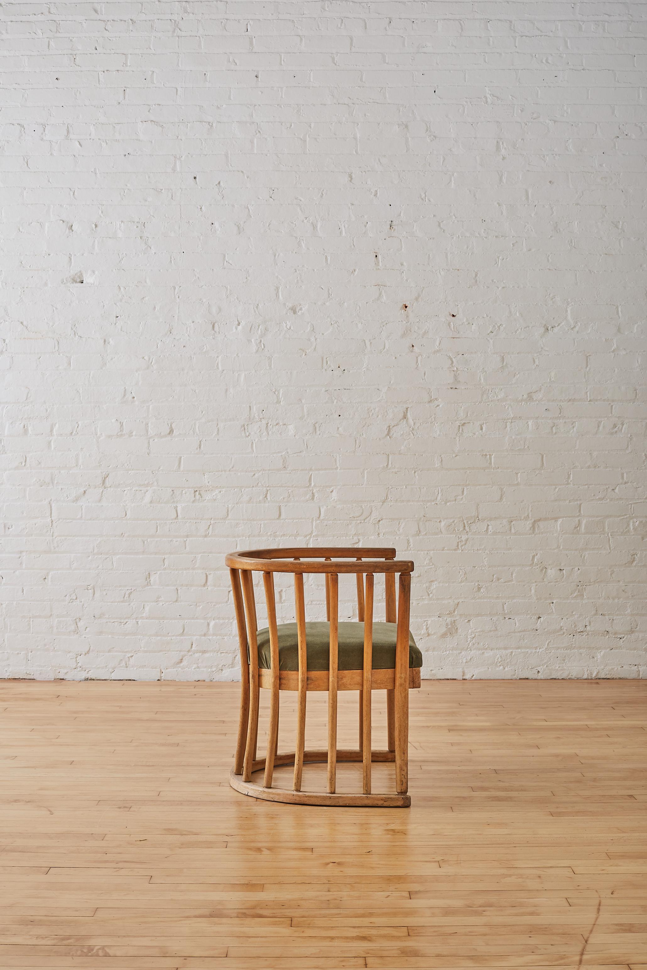 Viennese Barrel Chair, gepolstert in Moss Green Velvet im Zustand „Gut“ im Angebot in Long Island City, NY