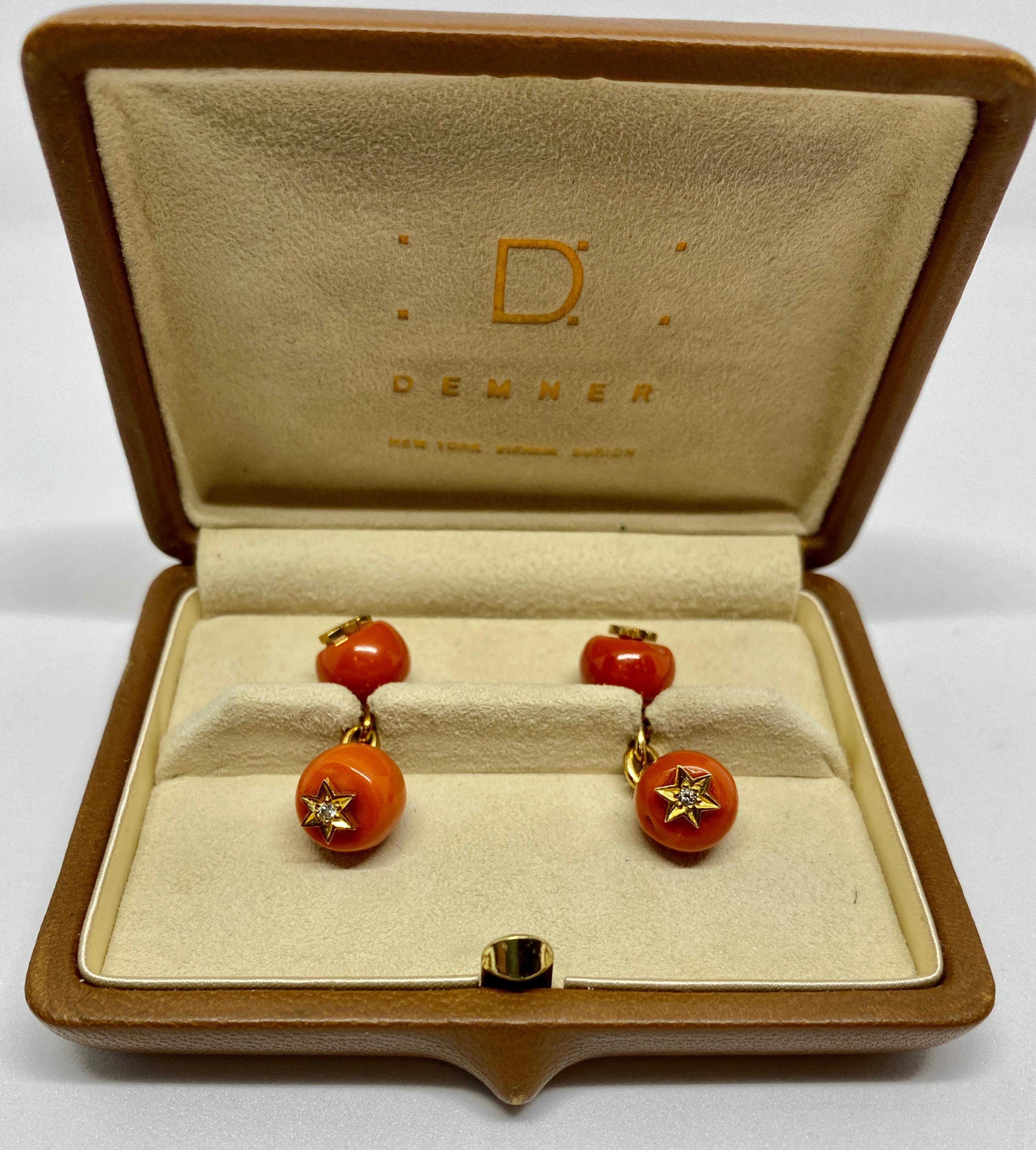 Fantastiques boutons de manchette en corail riche, de couleur saumon, ornés de diamants taille ancienne européenne sertis dans des étoiles en or jaune 18 carats. Ces boutons de manchette ont été achetés chez Demner, le légendaire bijoutier vintage