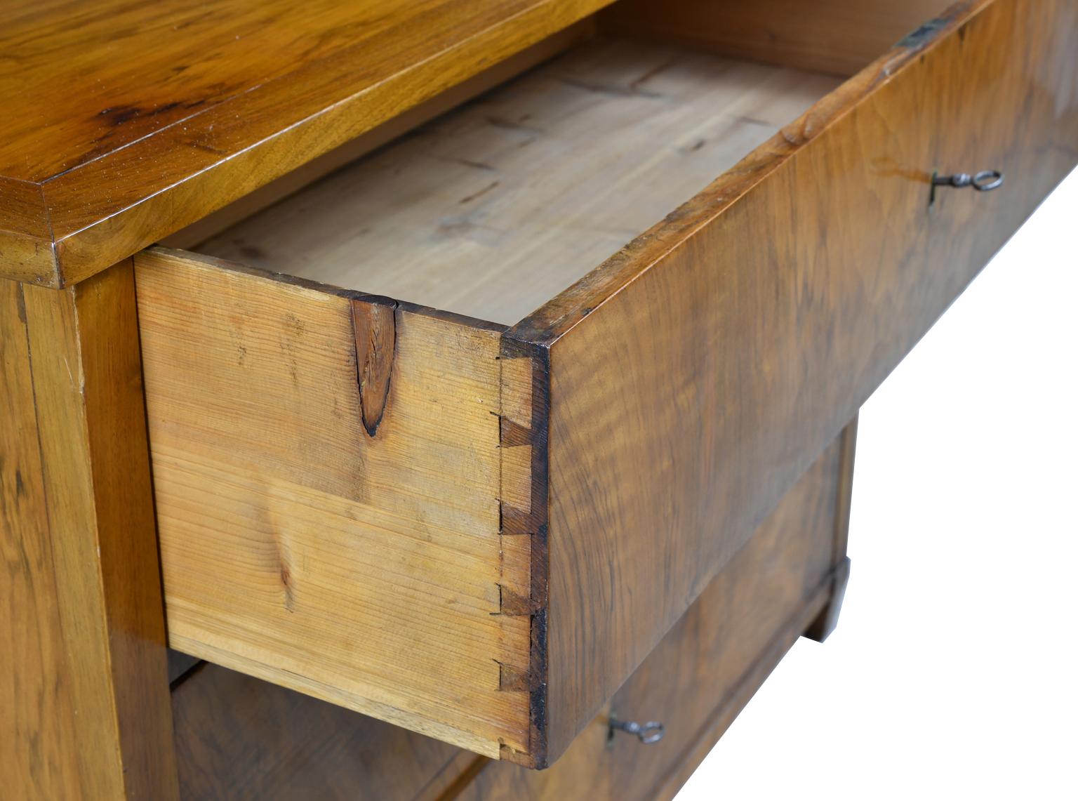 Viennese Biedermeier Chest of Drawers in Walnut, Austria, circa 1820 4