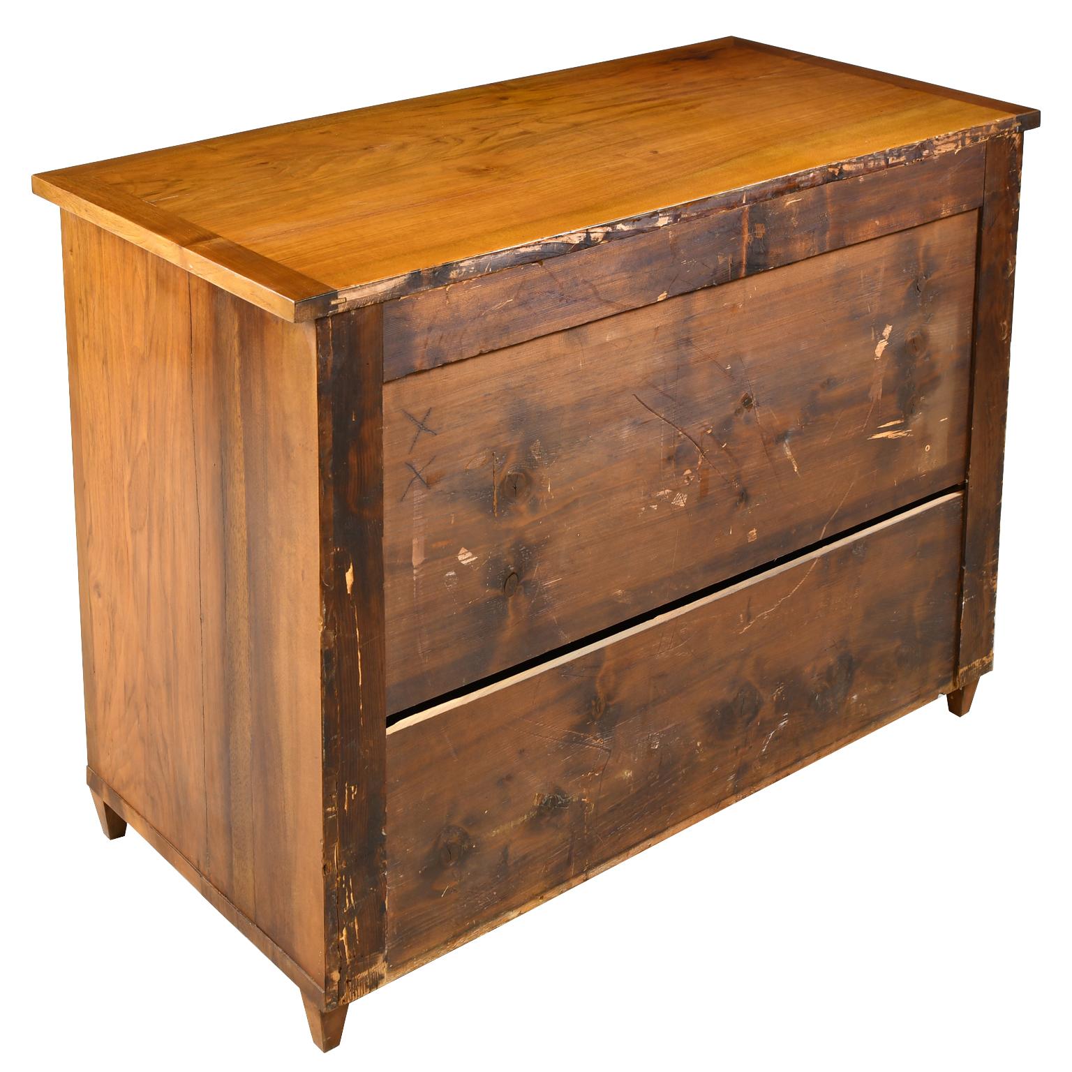 Polished Viennese Biedermeier Chest of Drawers in Walnut, Austria, circa 1820