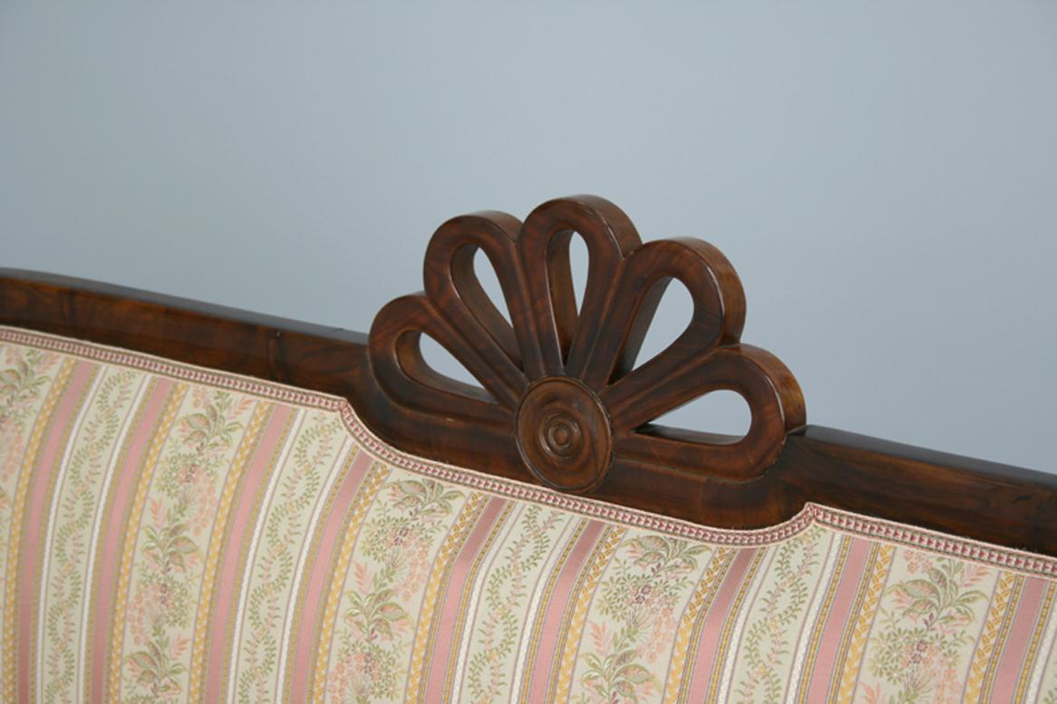 19th Century Fine Biedermeier Walnut Sofa. Vienna, c. 1825. 2