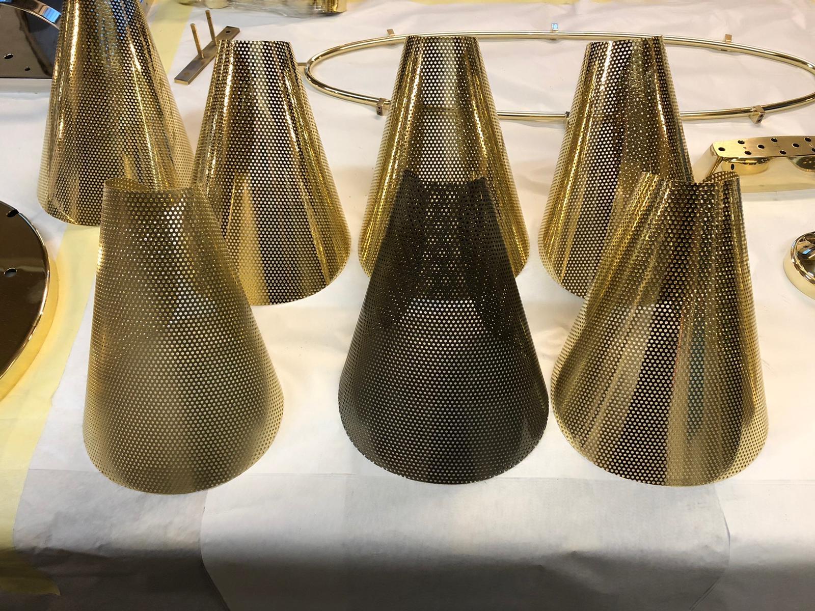 Lampadario viennese in ottone in stile moderno di metà secolo, Diff. Colori disponibili In condizioni Nuovo in vendita a Vienna, AT