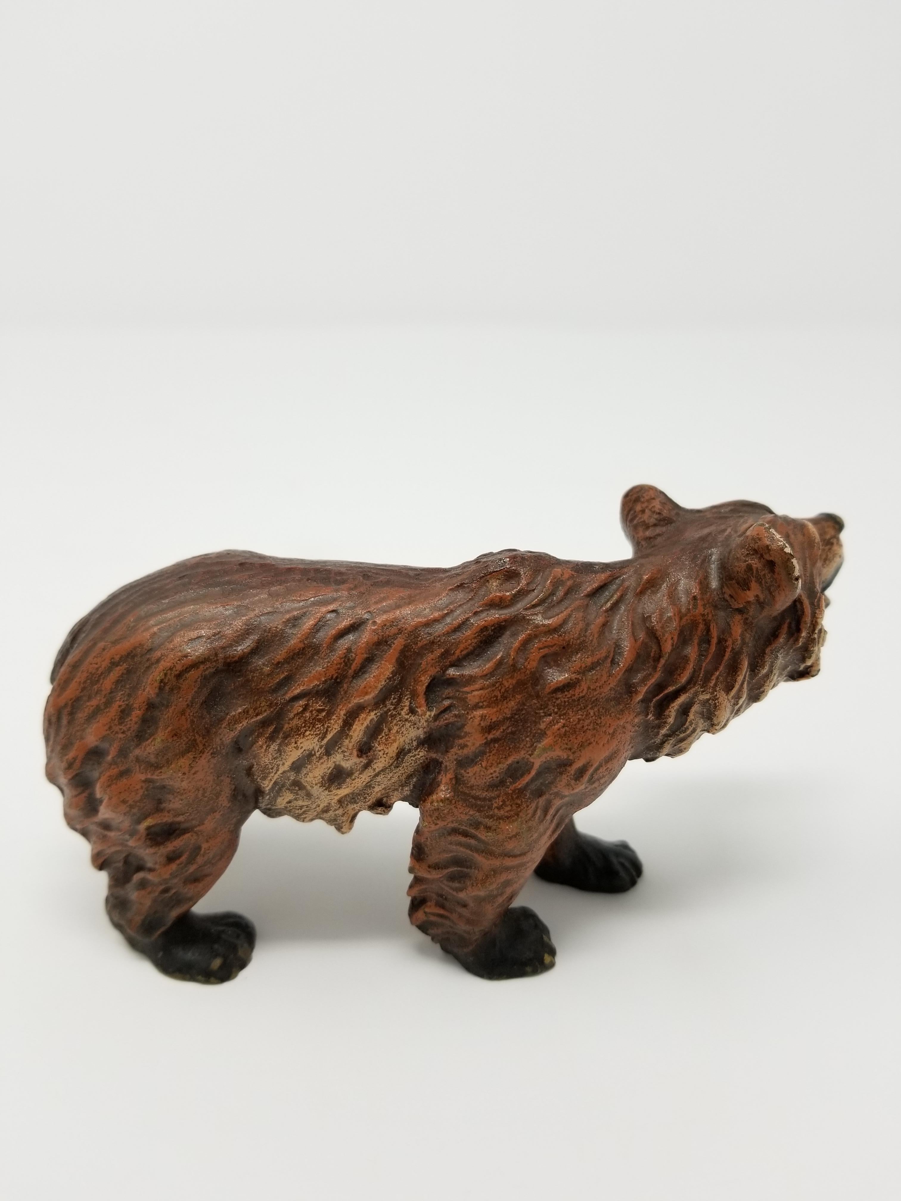 Figurine viennoise en bronze représentant un ours, estampillée Autriche. Magnifiquement peint à la main avec une fourrure brune multi-tons réaliste, une bouche ouverte et des yeux noirs.
Vienne, vers 1900.