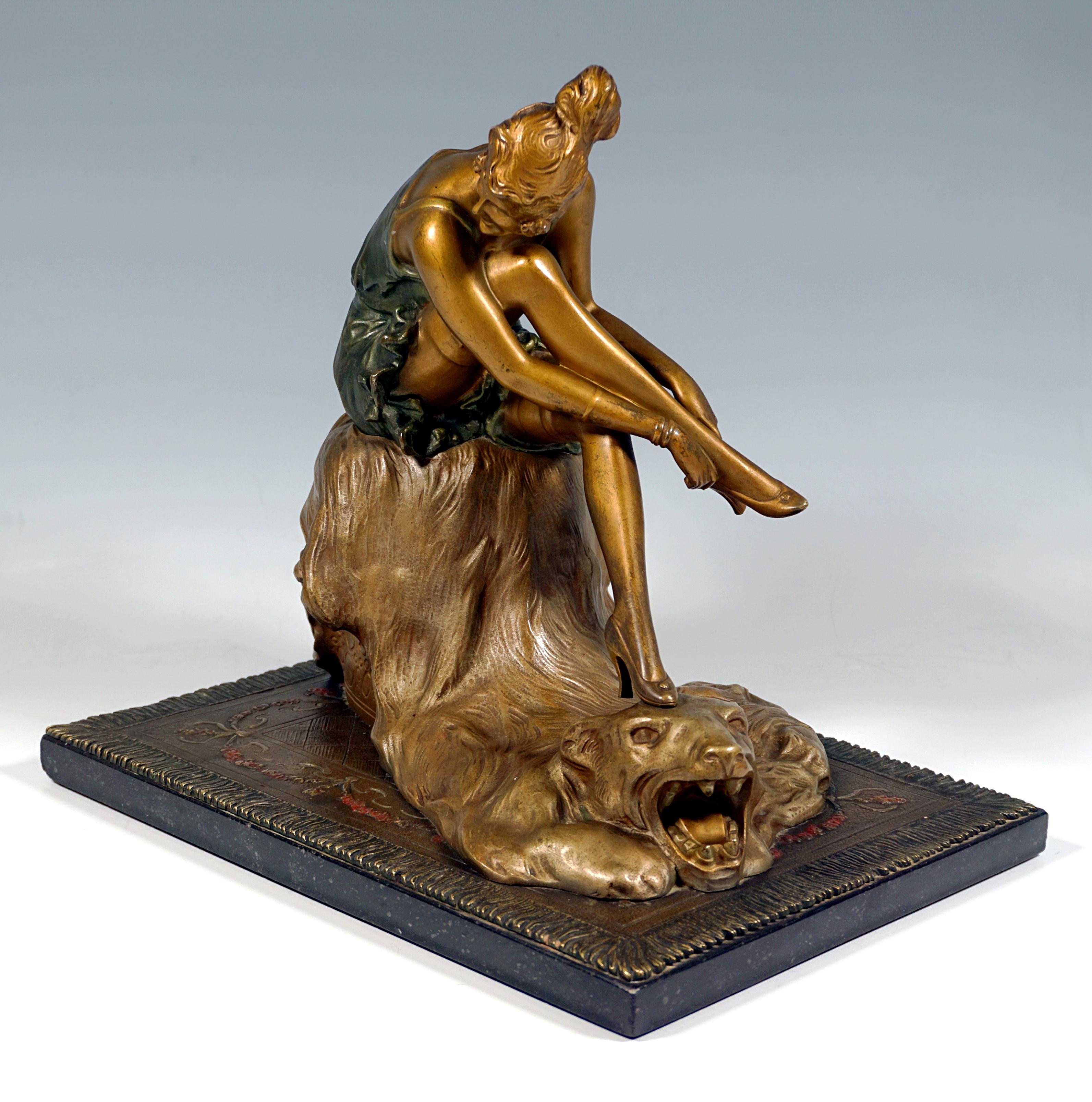 Ausgezeichnetes Stück Wiener Bronzekunst:
Aufwendig detaillierte Bronzeskulptur eines Sklavenhändlers mit einem Mädchen unter Palmen:
Alter orientalischer Mann in langem Mantel und Turban in gebückter Haltung, der mit der einen Hand eine Laterne