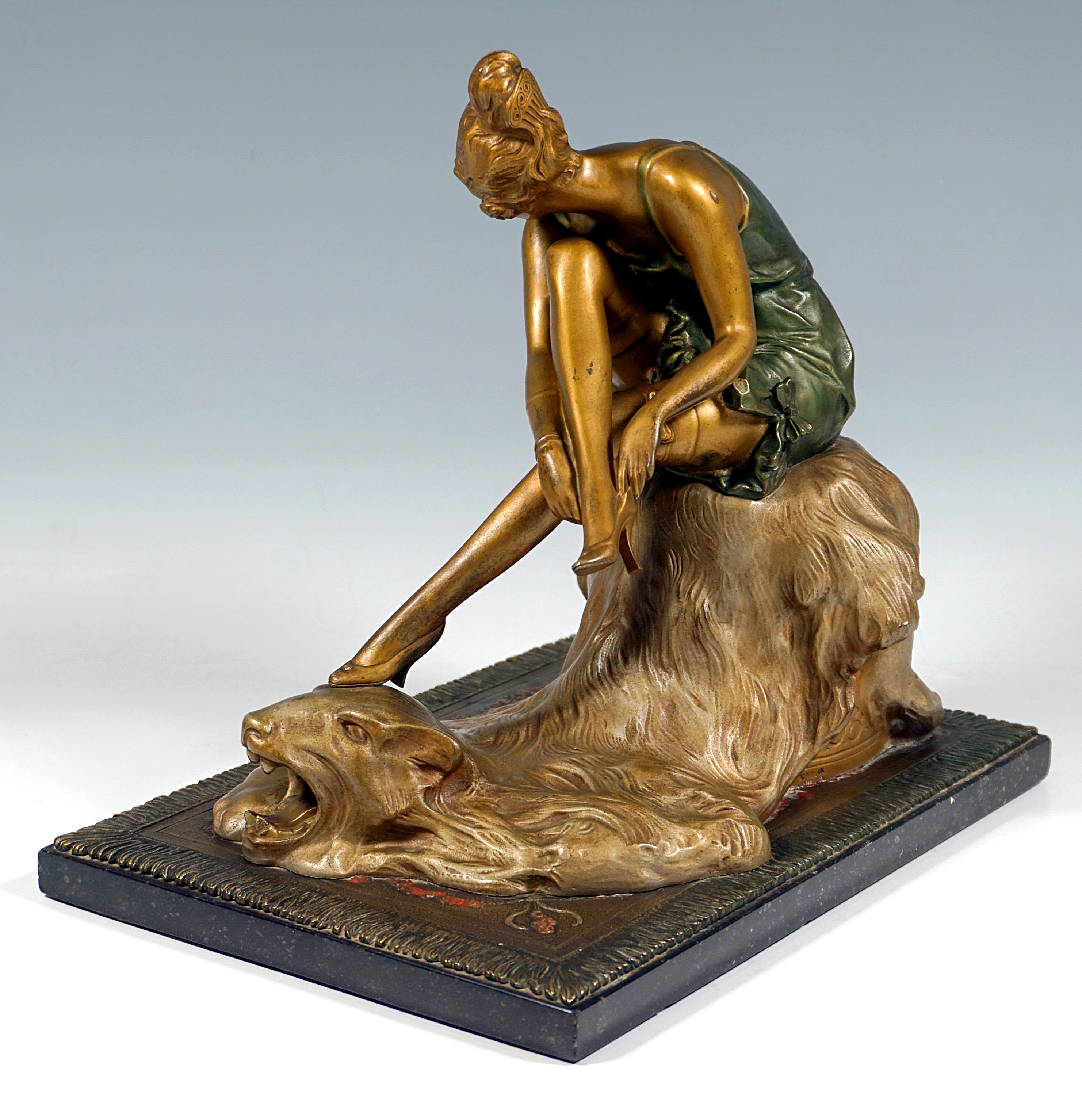 Wiener Bronze, Mädchen auf Polarbärhaut sitzend, von Bruno Zach, um 1925 (Art déco) im Angebot