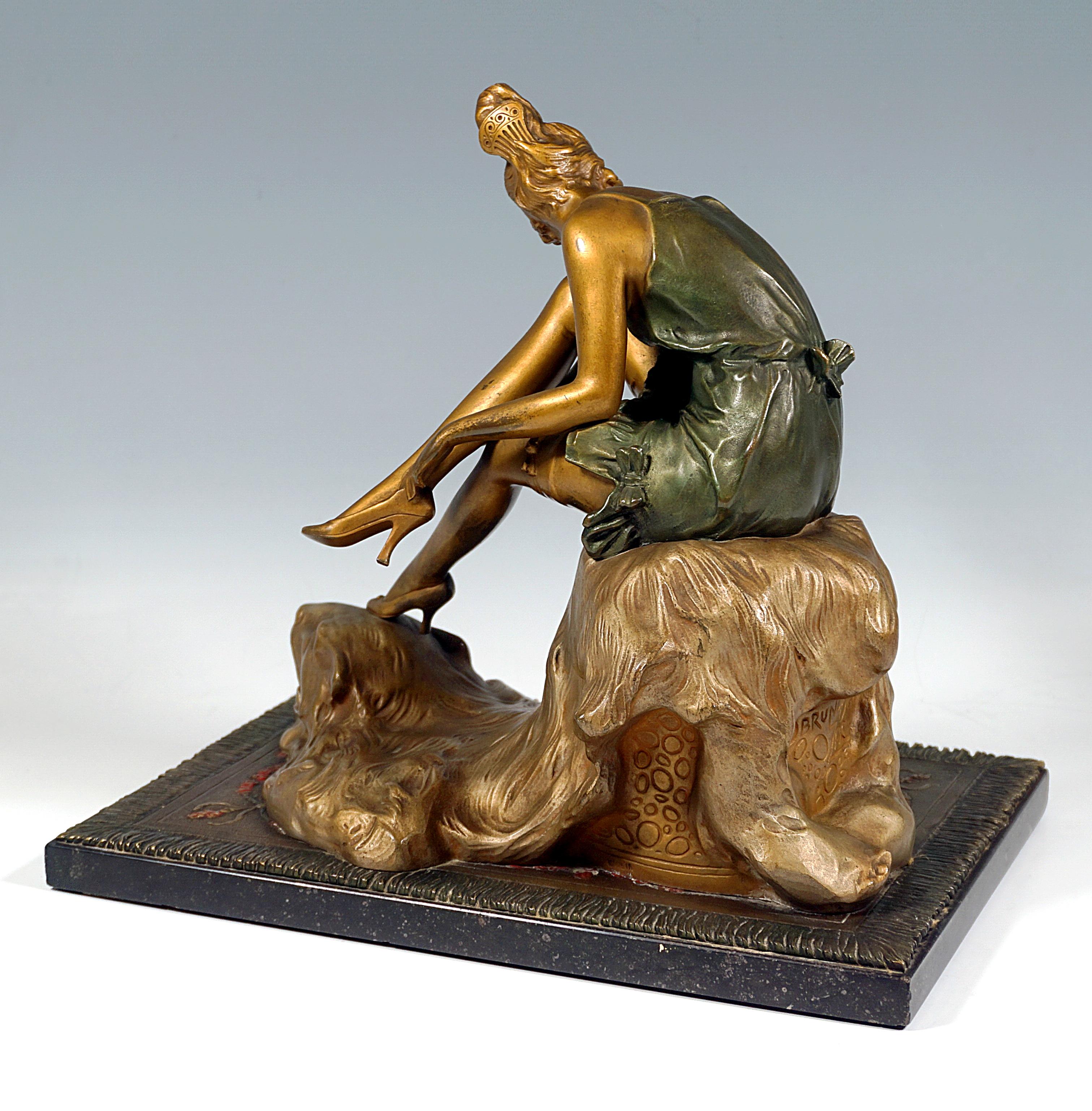Wiener Bronze, Mädchen auf Polarbärhaut sitzend, von Bruno Zach, um 1925 (Österreichisch) im Angebot