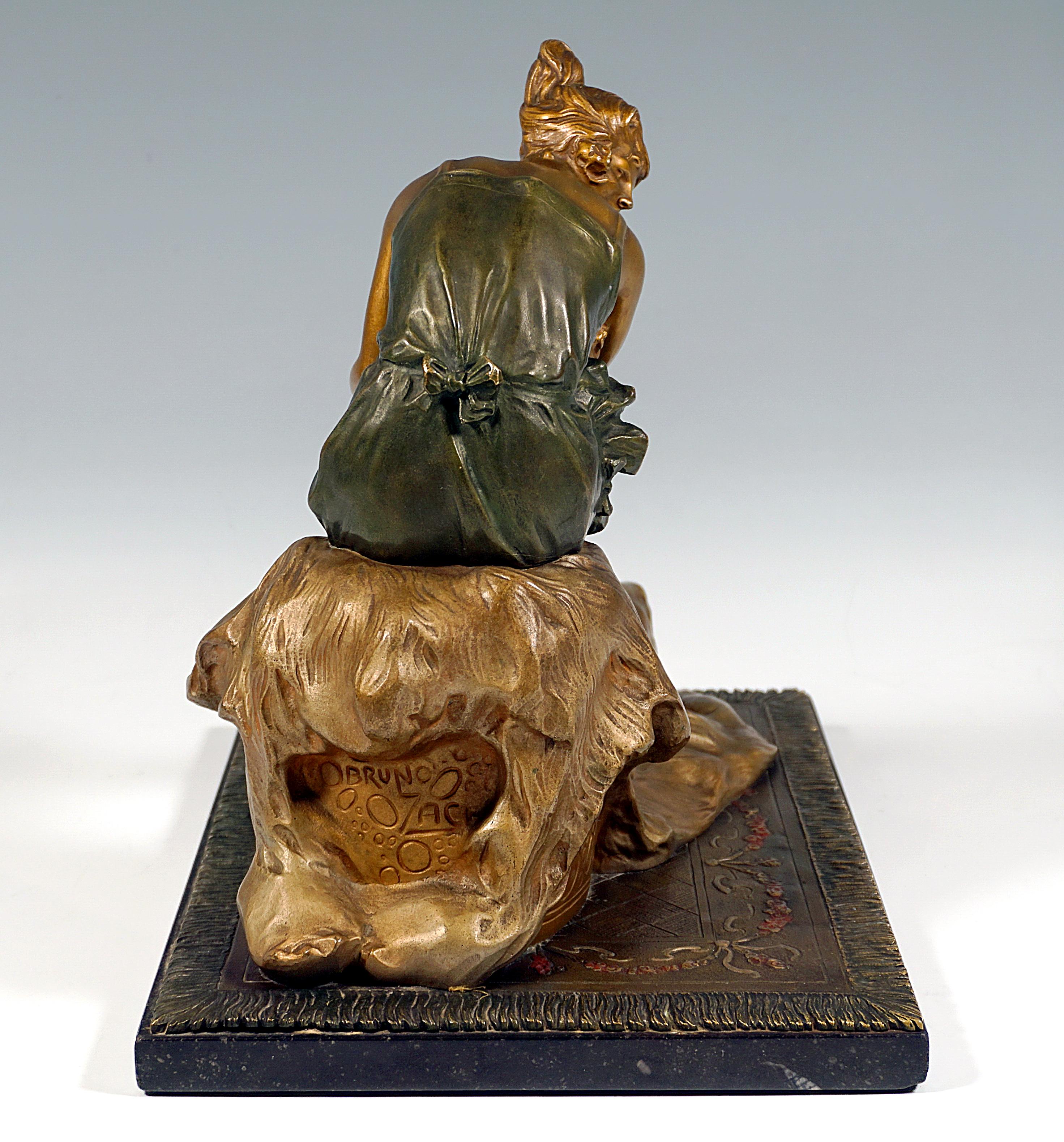 Wiener Bronze, Mädchen auf Polarbärhaut sitzend, von Bruno Zach, um 1925 (Kaltmalerei) im Angebot