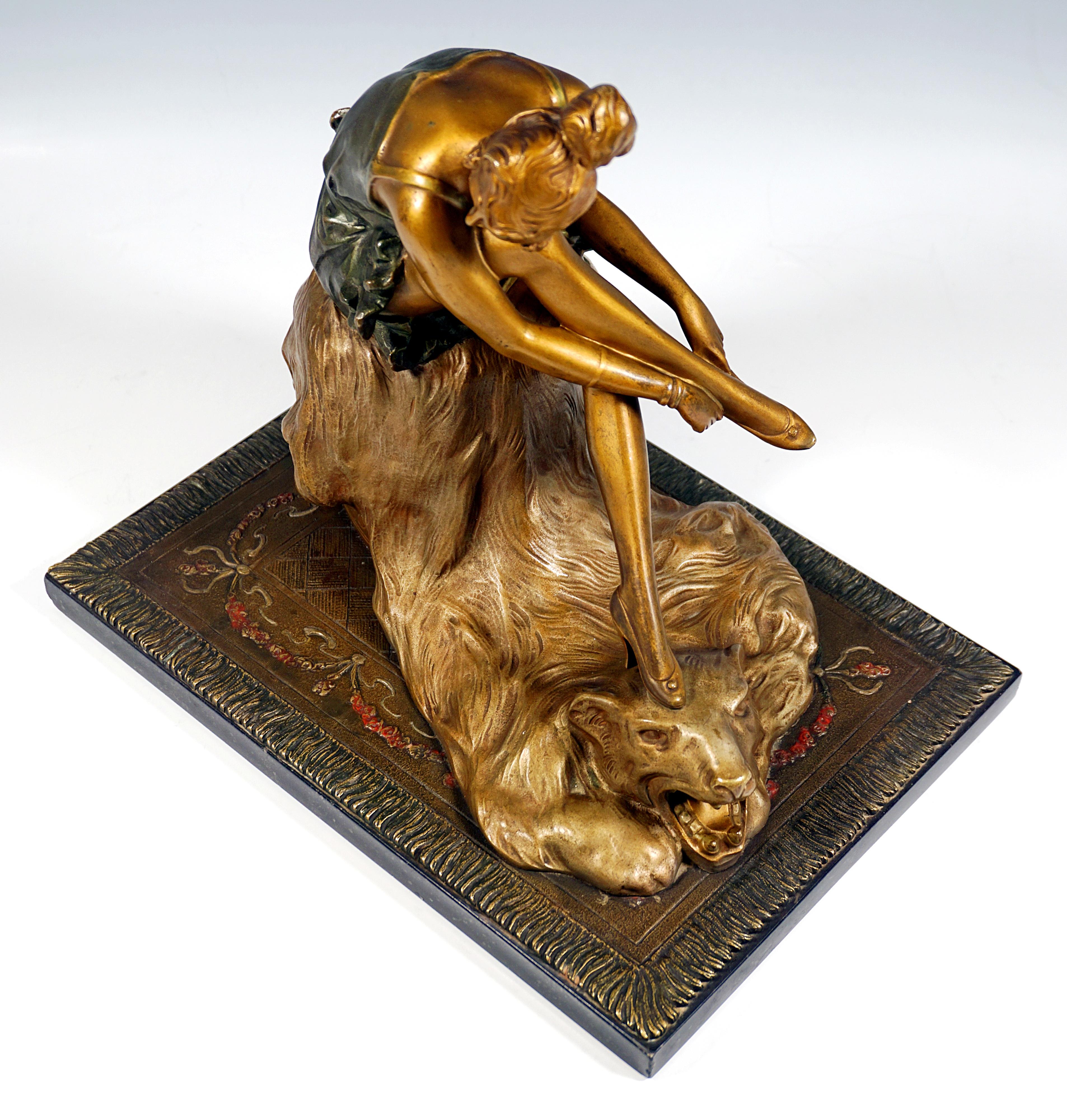 Wiener Bronze, Mädchen auf Polarbärhaut sitzend, von Bruno Zach, um 1925 im Zustand „Gut“ im Angebot in Vienna, AT