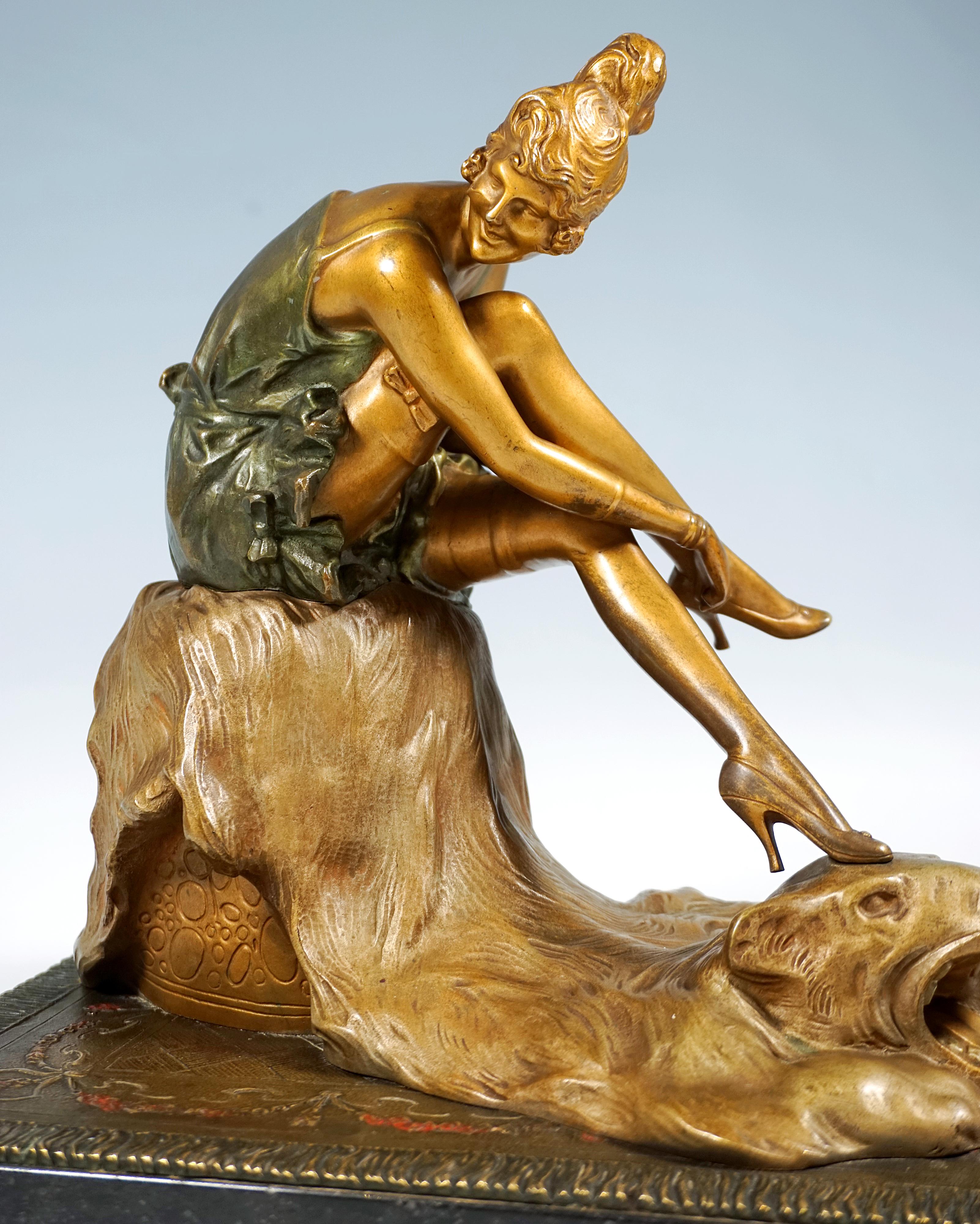 Wiener Bronze, Mädchen auf Polarbärhaut sitzend, von Bruno Zach, um 1925 (Frühes 20. Jahrhundert) im Angebot
