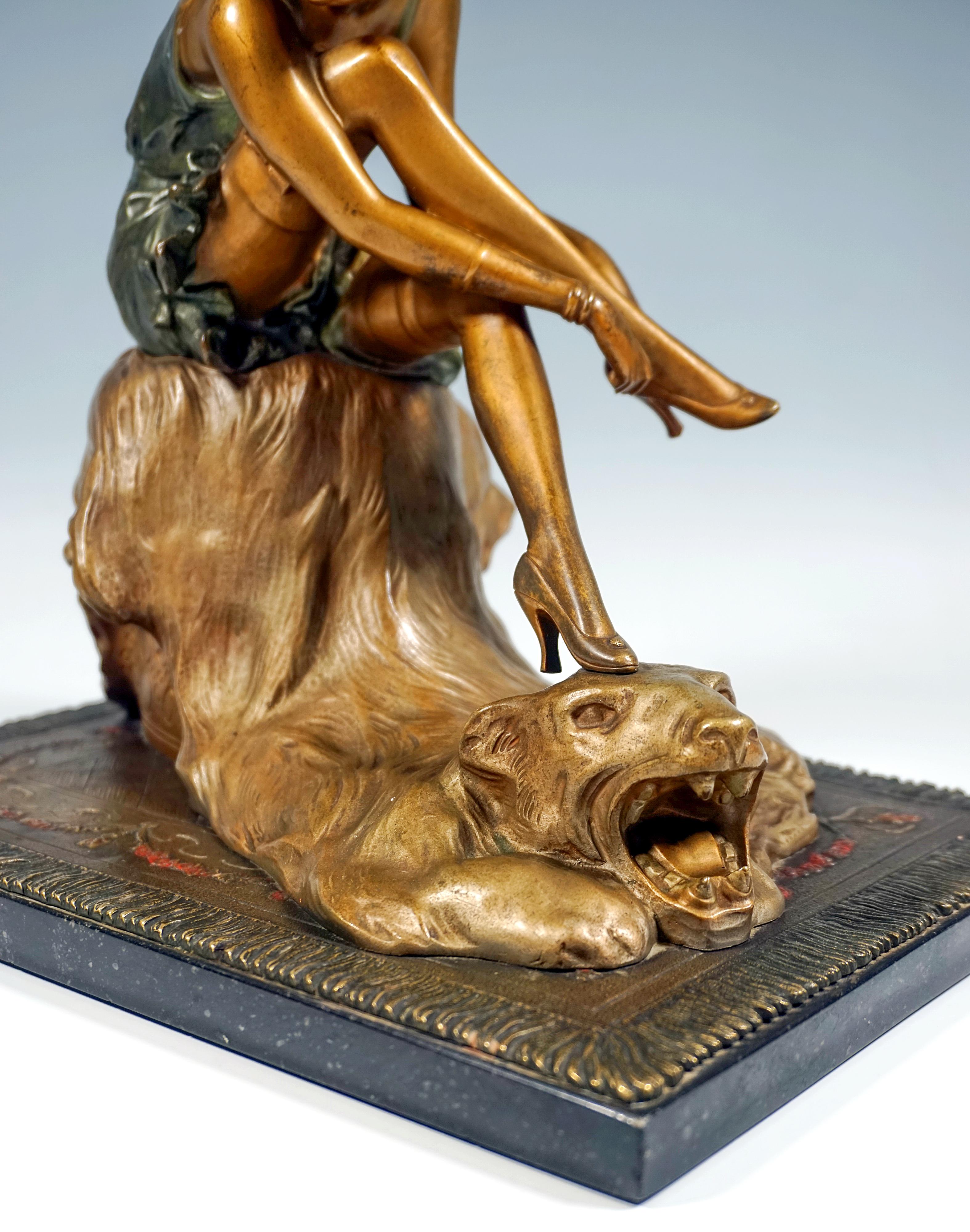 Wiener Bronze, Mädchen auf Polarbärhaut sitzend, von Bruno Zach, um 1925 im Angebot 1