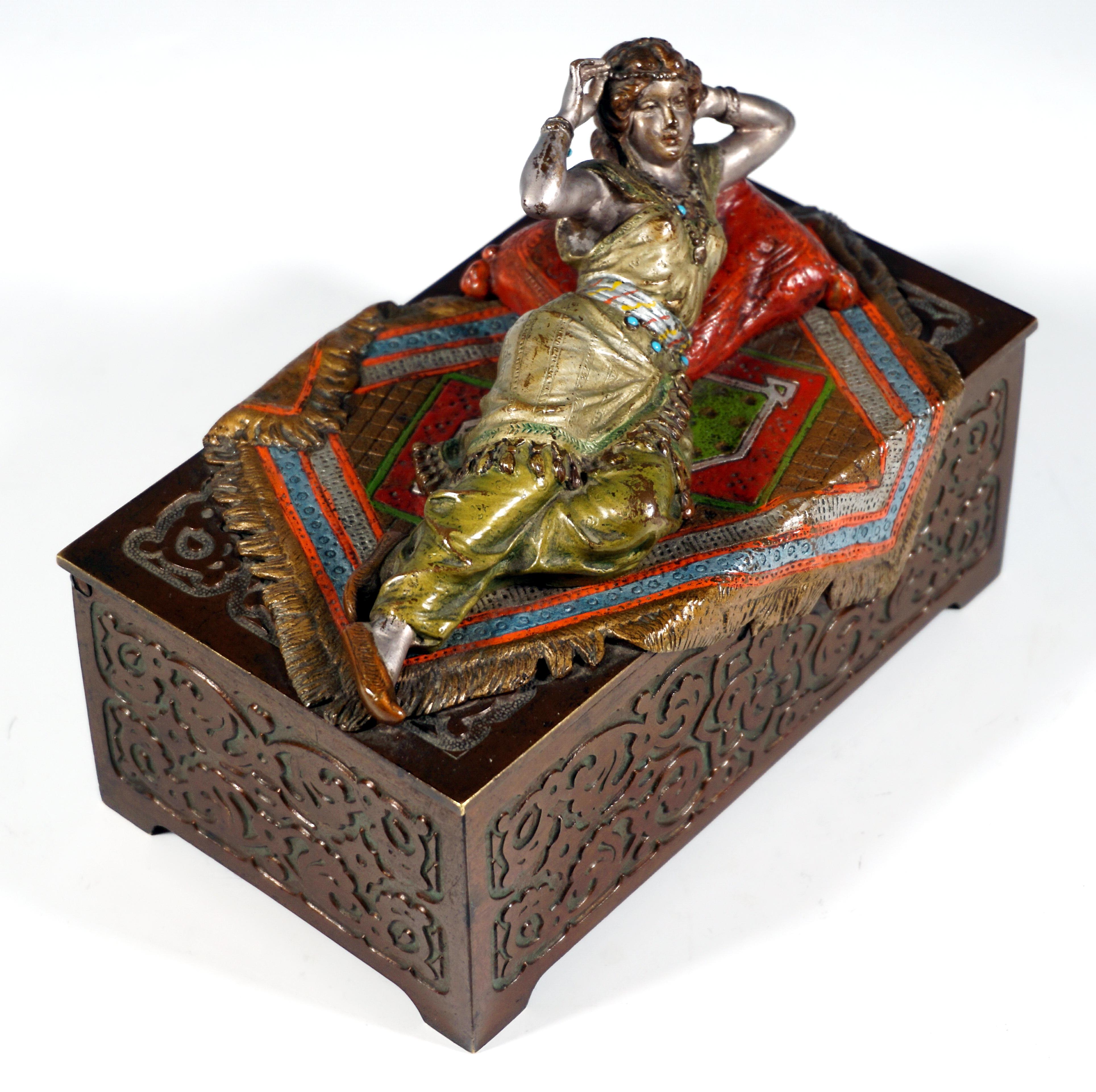 Autre Bronze viennois, beauté orientale sur coffret, par F.X. Bergmann, vers 1910 en vente