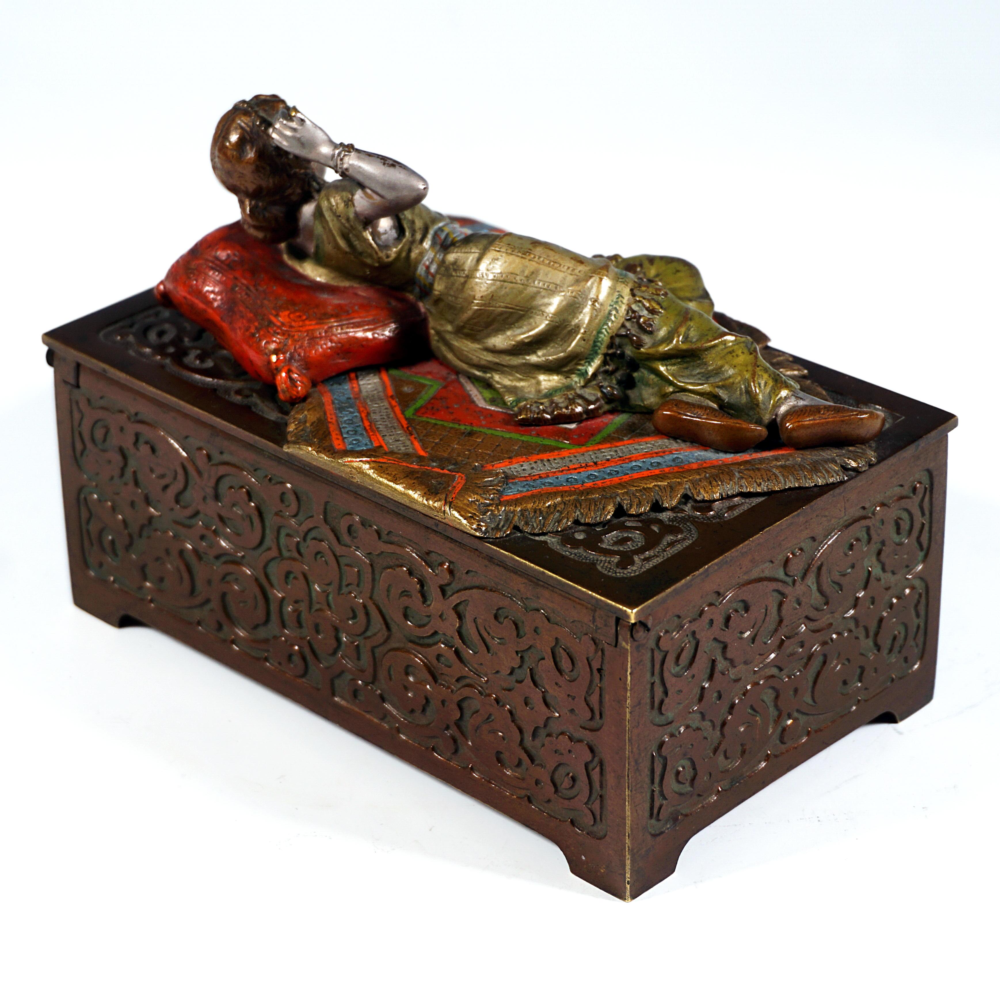 Autrichien Bronze viennois, beauté orientale sur coffret, par F.X. Bergmann, vers 1910 en vente