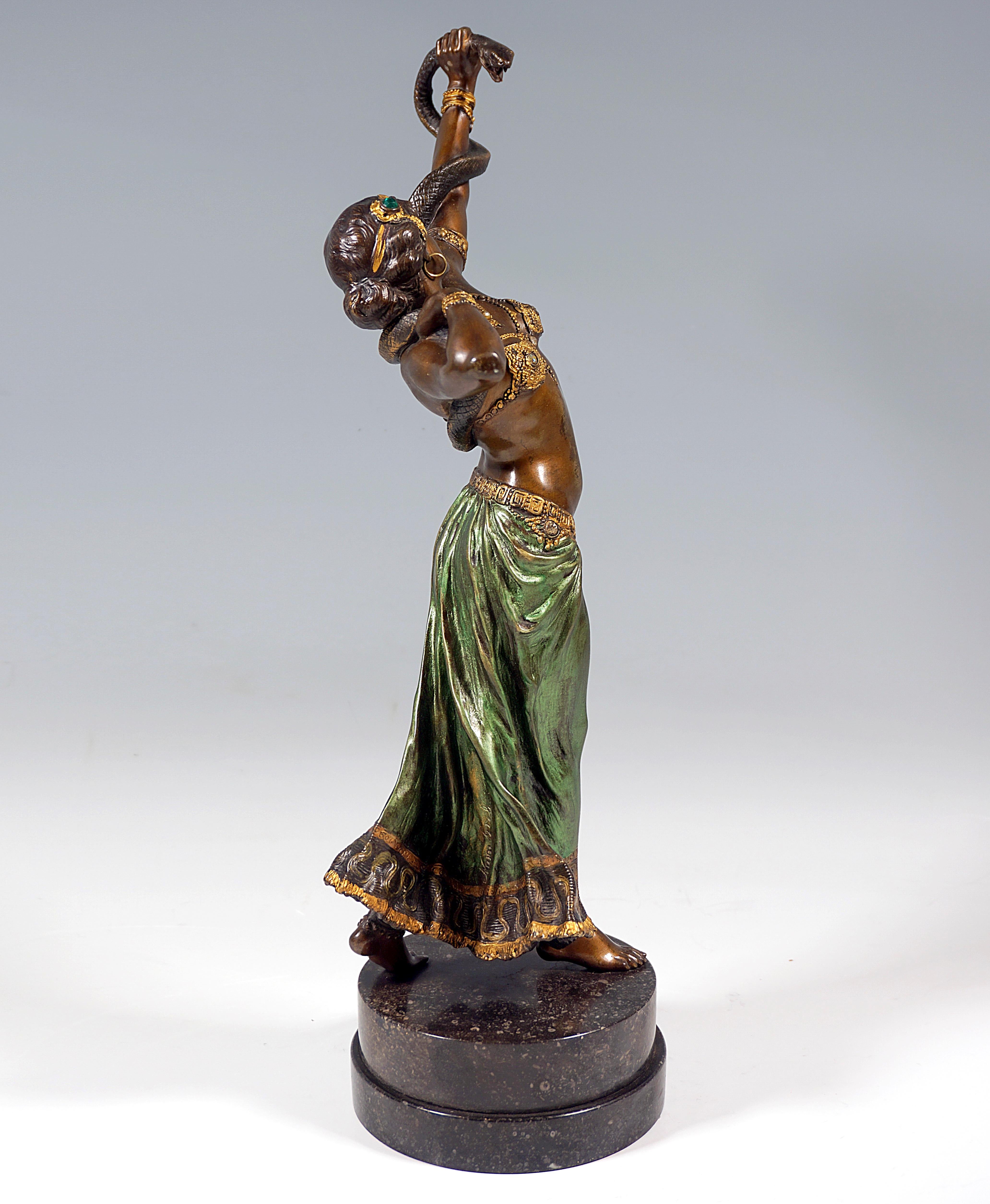 Autrichien Bronze viennois, Danseuse de serpent sur socle en marbre, par Franz Bergmann, vers 1910 en vente