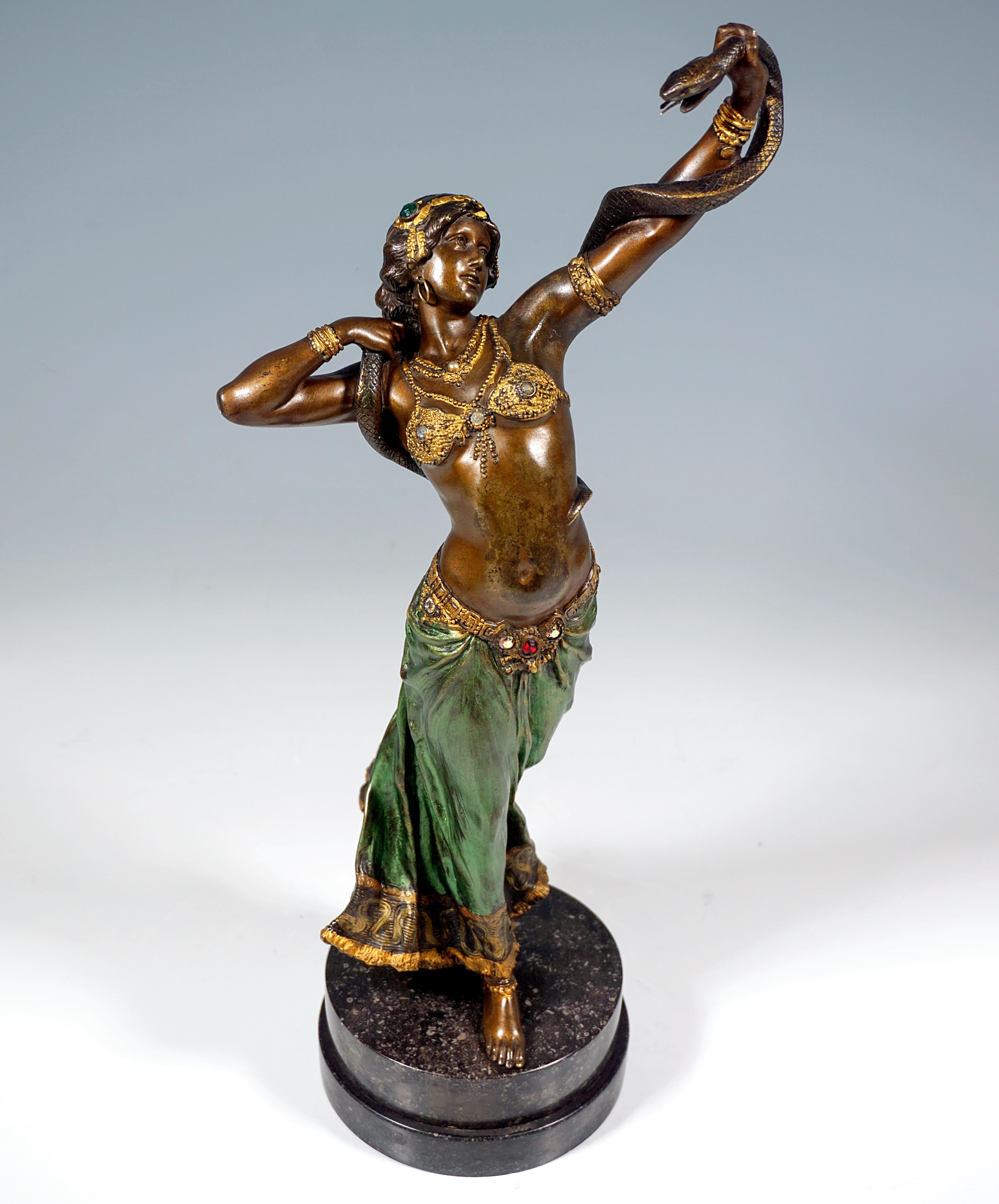 Peint à froid Bronze viennois, Danseuse de serpent sur socle en marbre, par Franz Bergmann, vers 1910 en vente