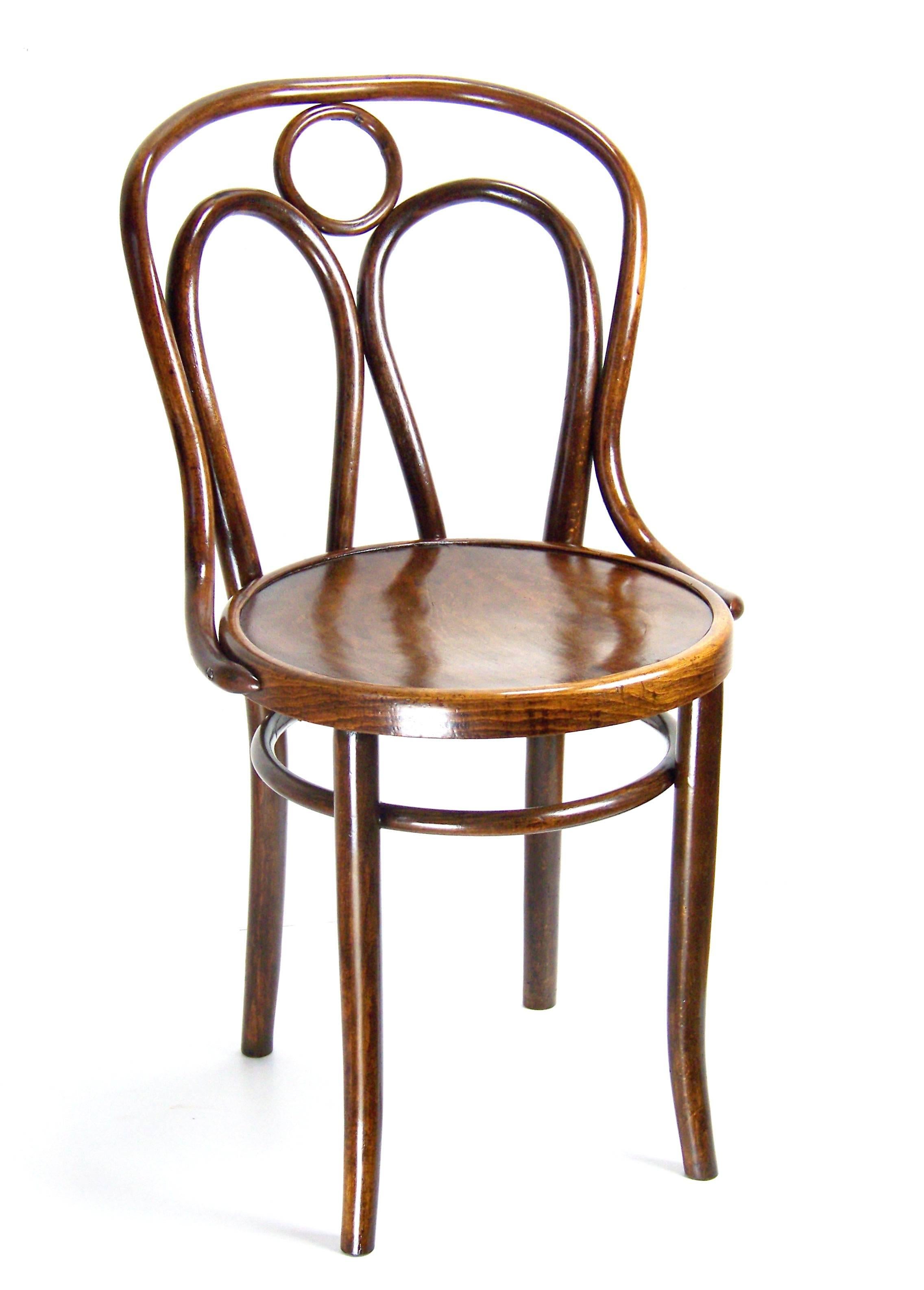 Manufactured in Austria by the Jacob & Josef Kohn company, circa 1900. Bent beechwood. Original condition with minor signs of use. Chair was cleaned and gentle re-polished with shellack finish. Tinny traces of woodworm (already inactive). Repaired