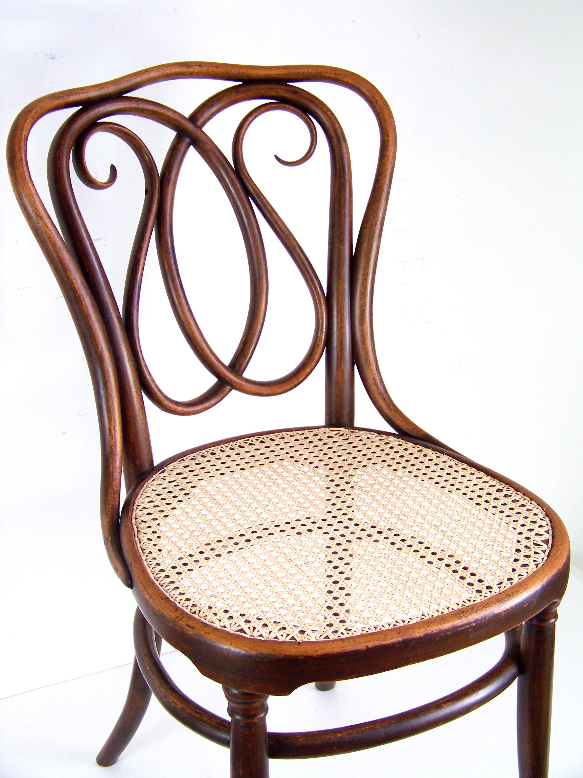 A museum piece with a beautiful patina of old age. Perfectly cleaned and finely polished with shellac. New seat string.