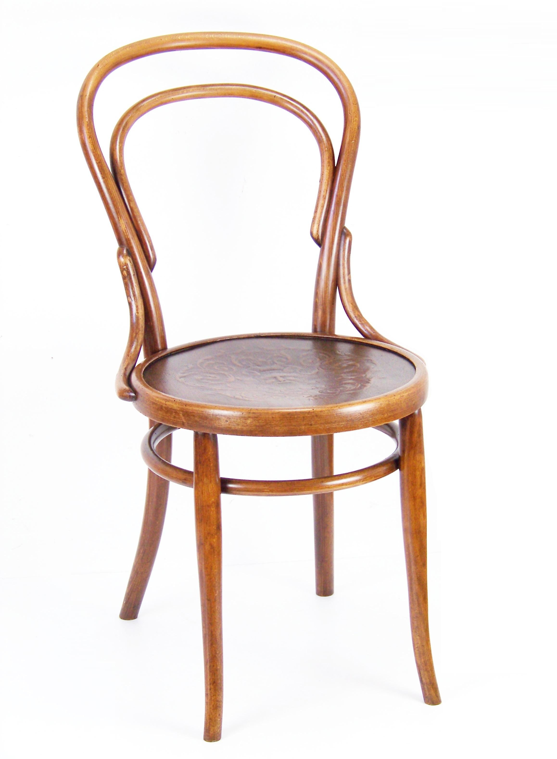Manufactured in Austria by the Gebrüder Thonet company, circa 1900. Bent beechwood. Original condition with minor signs of use. Chairs was cleaned and gentle re-polished with shellack finish. Tinny traces of woodworm (already inactive). Chair are