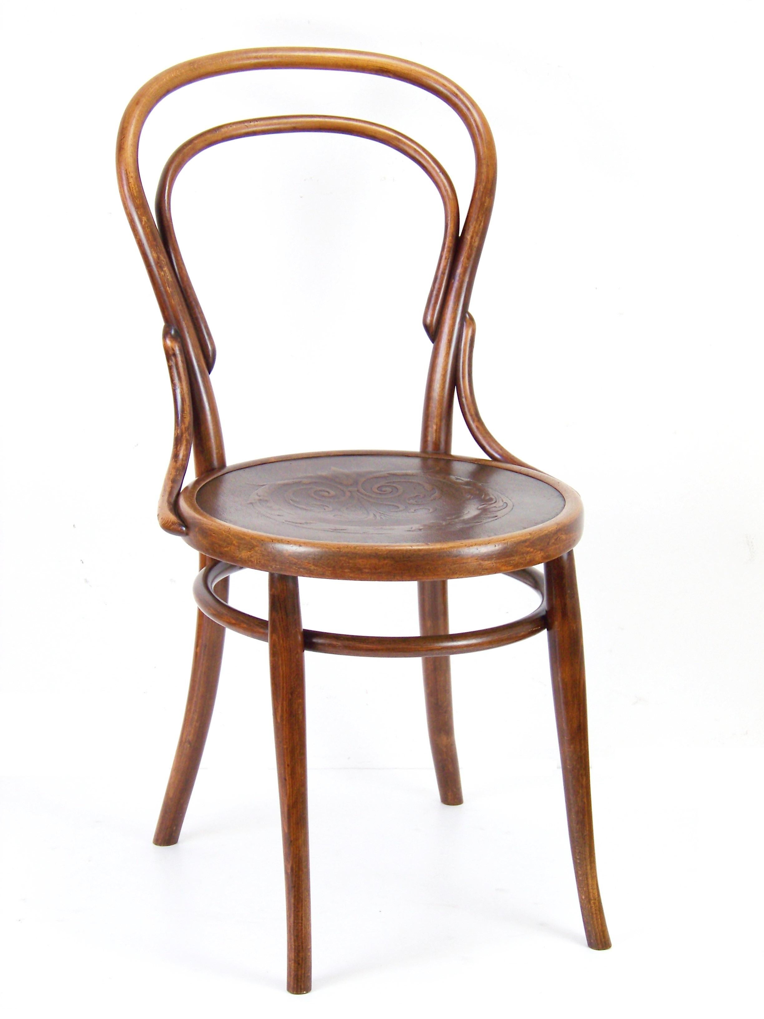 Manufactured in Austria by the Gebrüder Thonet company, circa 1900. Bent beechwood. Original condition with minor signs of use. Chairs was cleaned and gentle re-polished with shellac finish. Tinny traces of woodworm (already inactive). Chair are