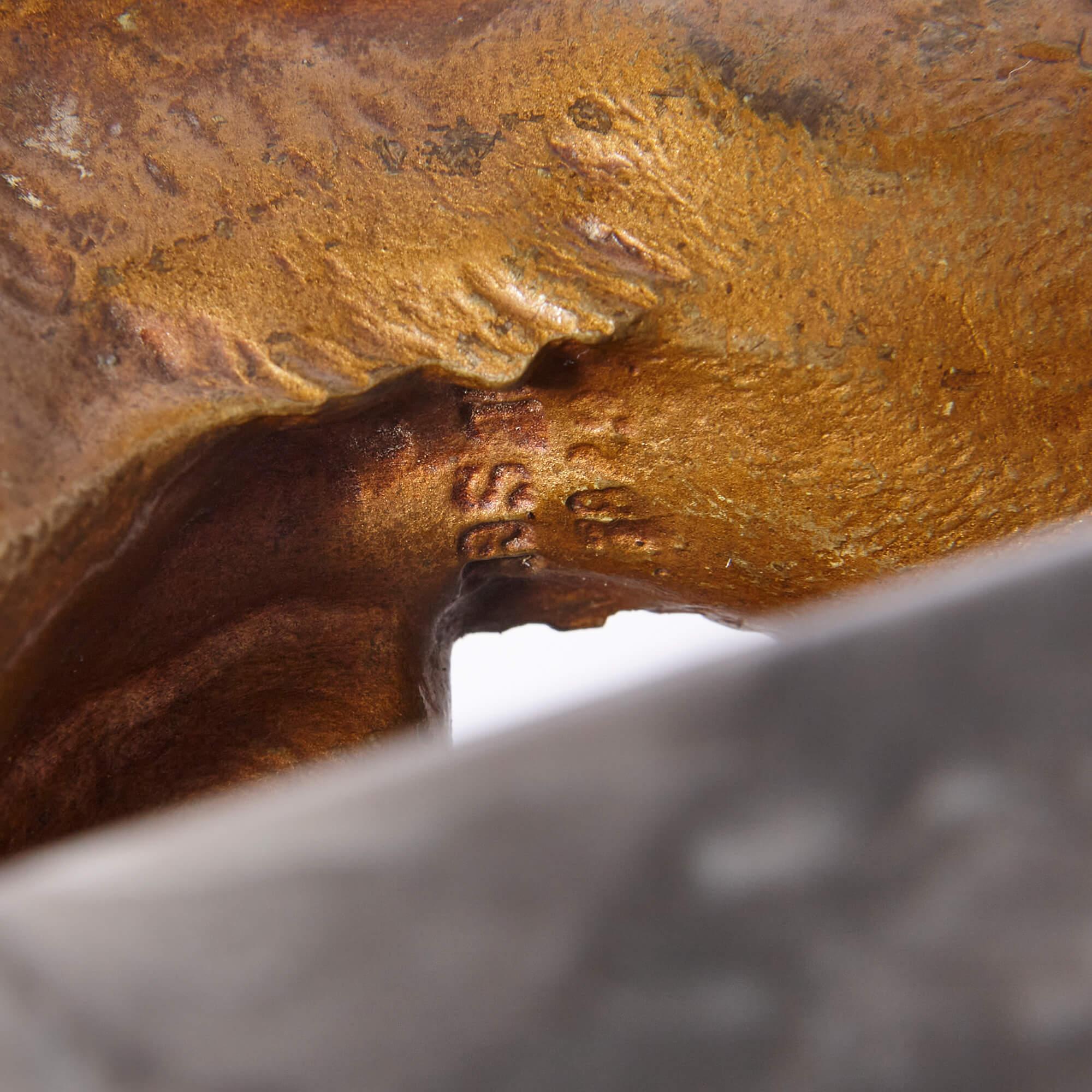 Escultura figurativa vienesa de bronce pintado en frío y mármol de Bergman siglo XX en venta