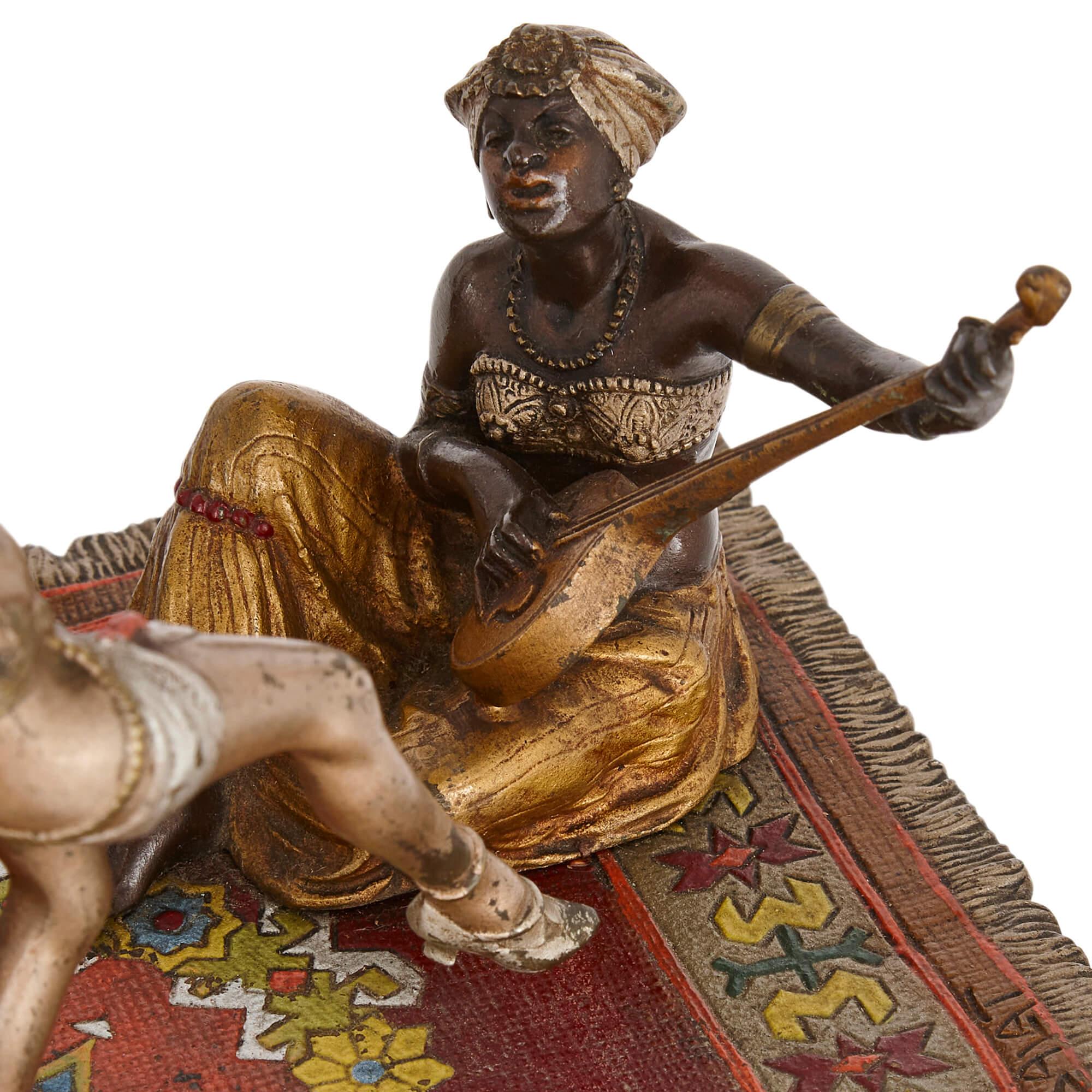 Wiener orientalische Wiener Kaltbemalte Bronze-Lampe mit einer Tänzerin, Figurative Lampe einer Tänzerin, von Zach (Kaltmalerei) im Angebot