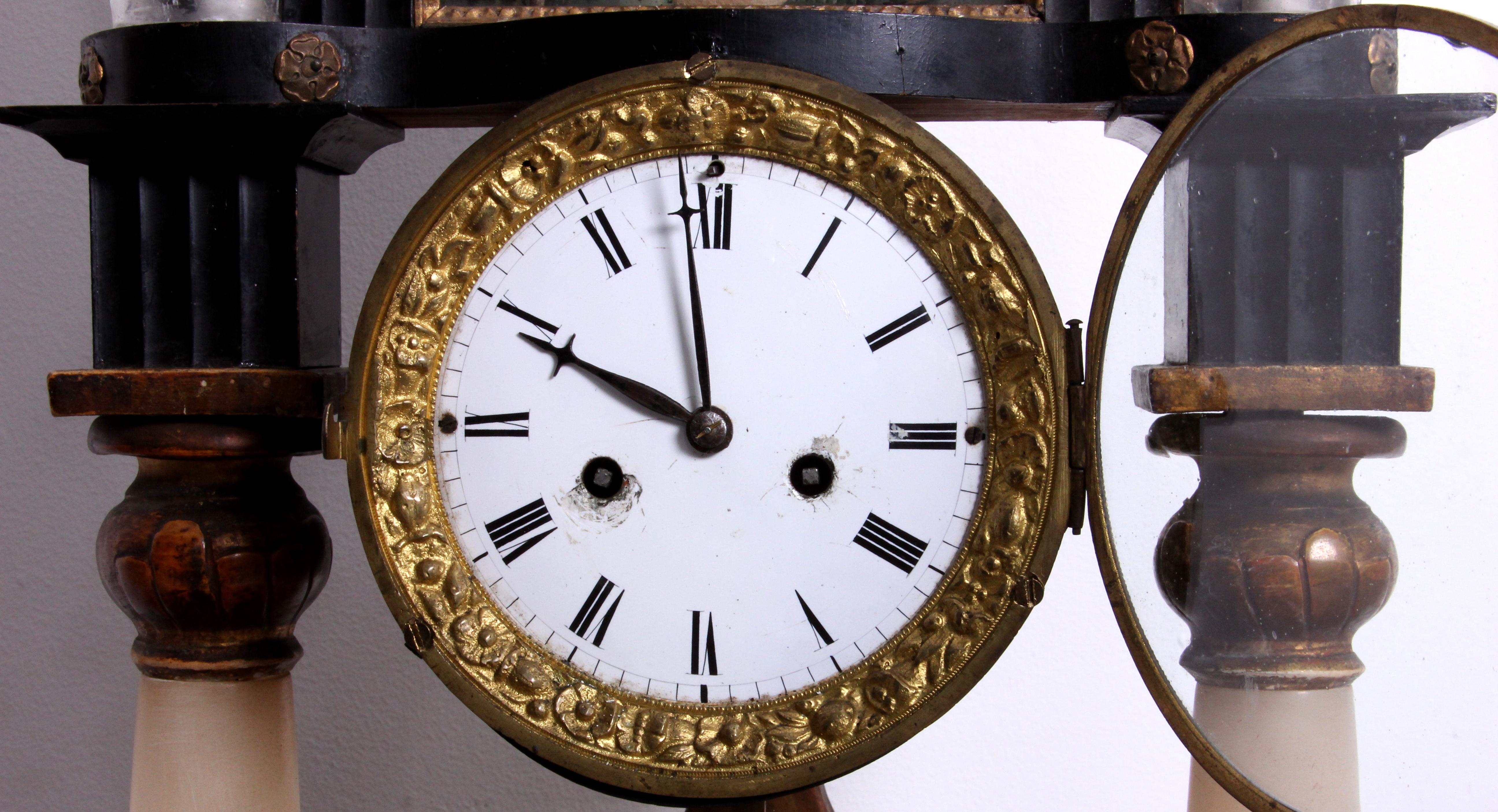 Wiener Säulen-Uhr Portal-Uhr Biedermeier-Ära Minenblumen-Schrank ar. 1840  (Metall) im Angebot