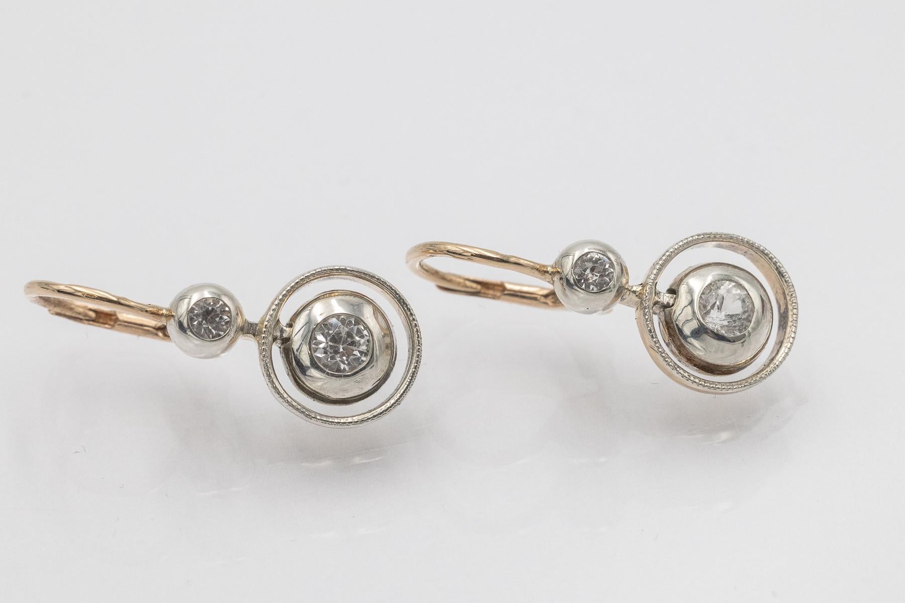 Classico austro-ungarico - bellissimi orecchini in oro e argento con leucosaffiri (zaffiri bianchi) del peso totale di circa 0,60ct.

Gli orecchini sono realizzati in oro giallo 14 carati e argento 0,950-0,990.

Origine: Austria-Ungheria, Vienna,
