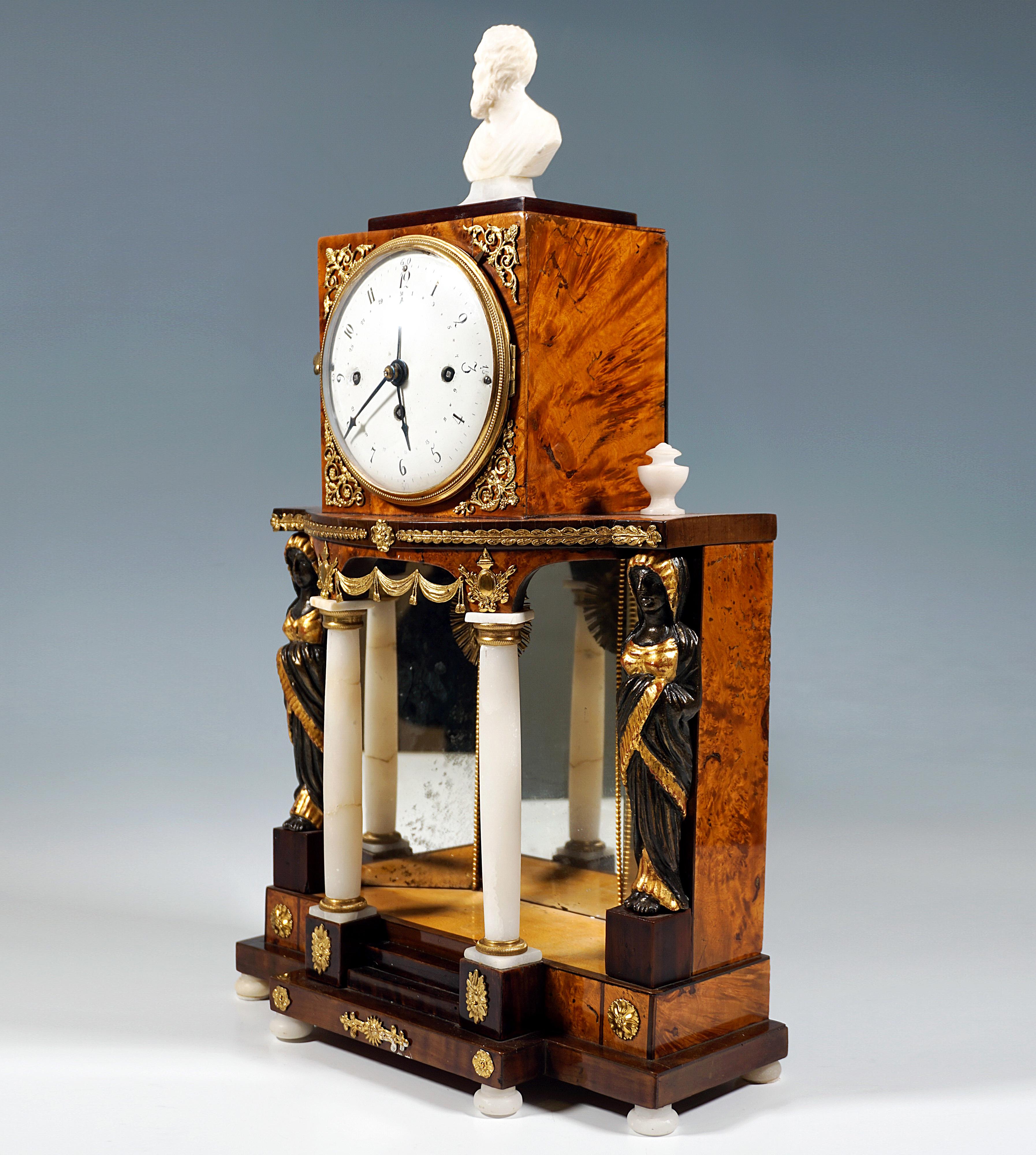 Autrichien Horloge portail Empire viennoise avec cariatides et garnitures dorées, vers 1810 en vente