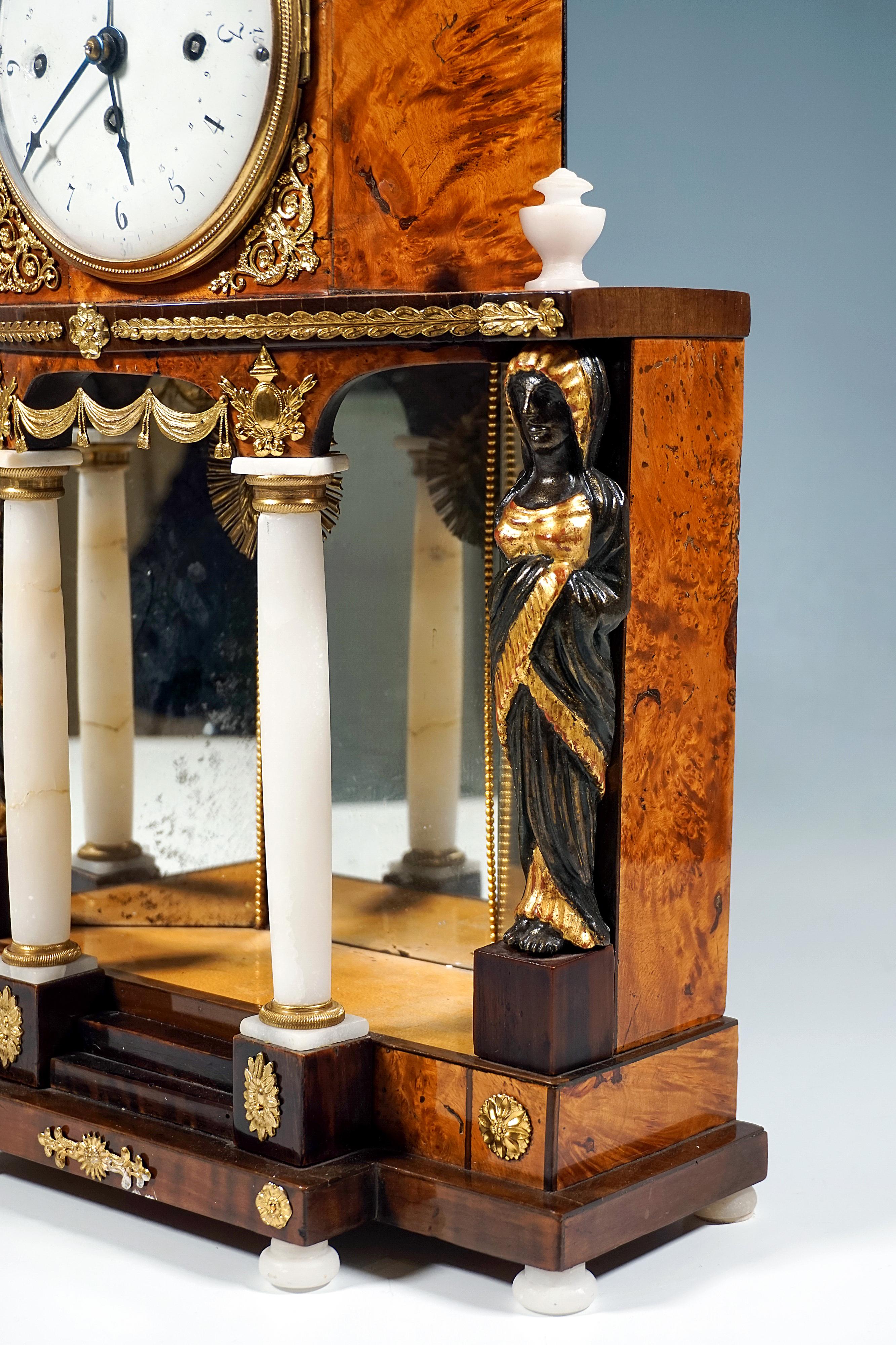 Laiton Horloge portail Empire viennoise avec cariatides et garnitures dorées, vers 1810 en vente