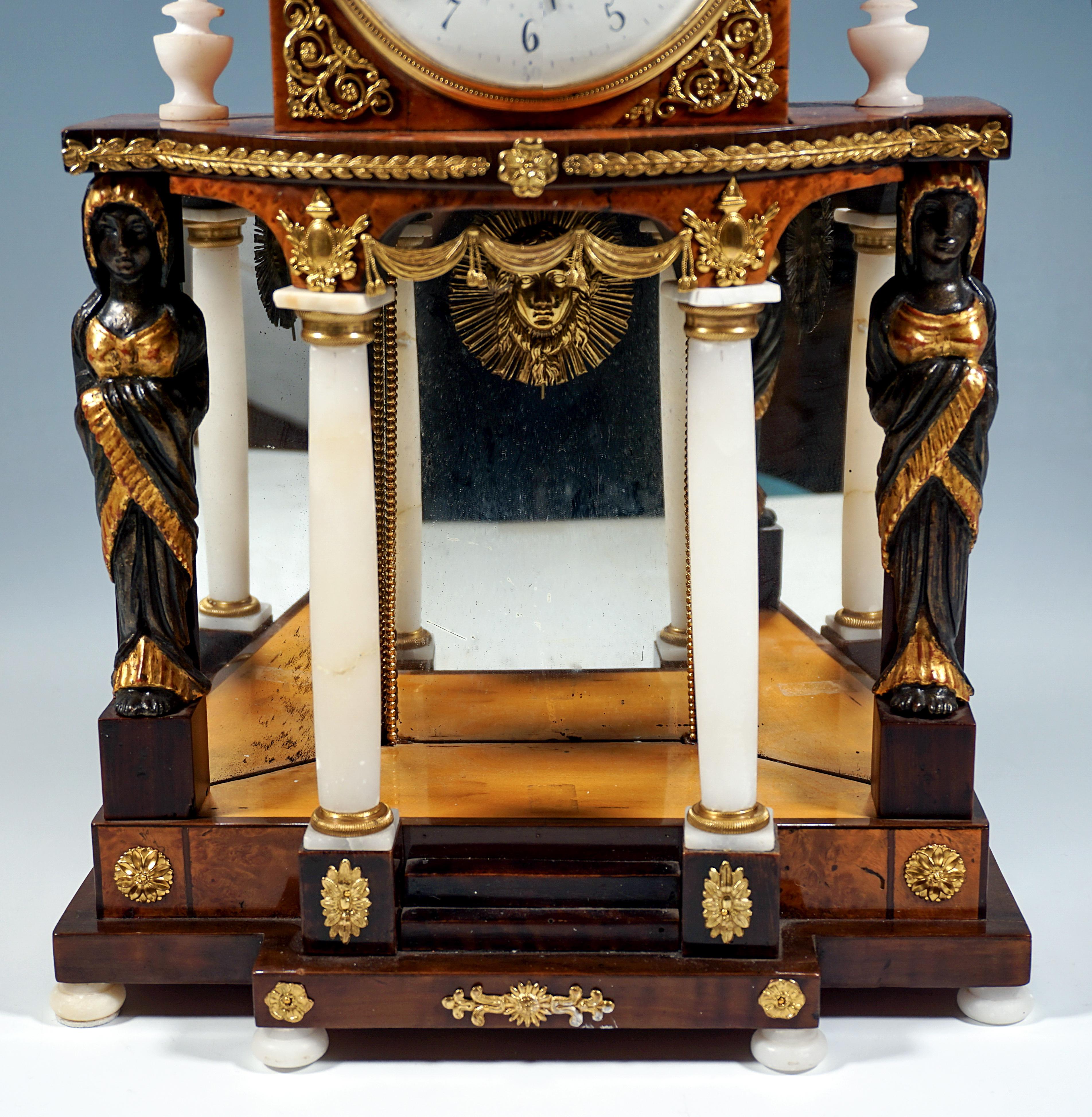 Horloge portail Empire viennoise avec cariatides et garnitures dorées, vers 1810 en vente 2