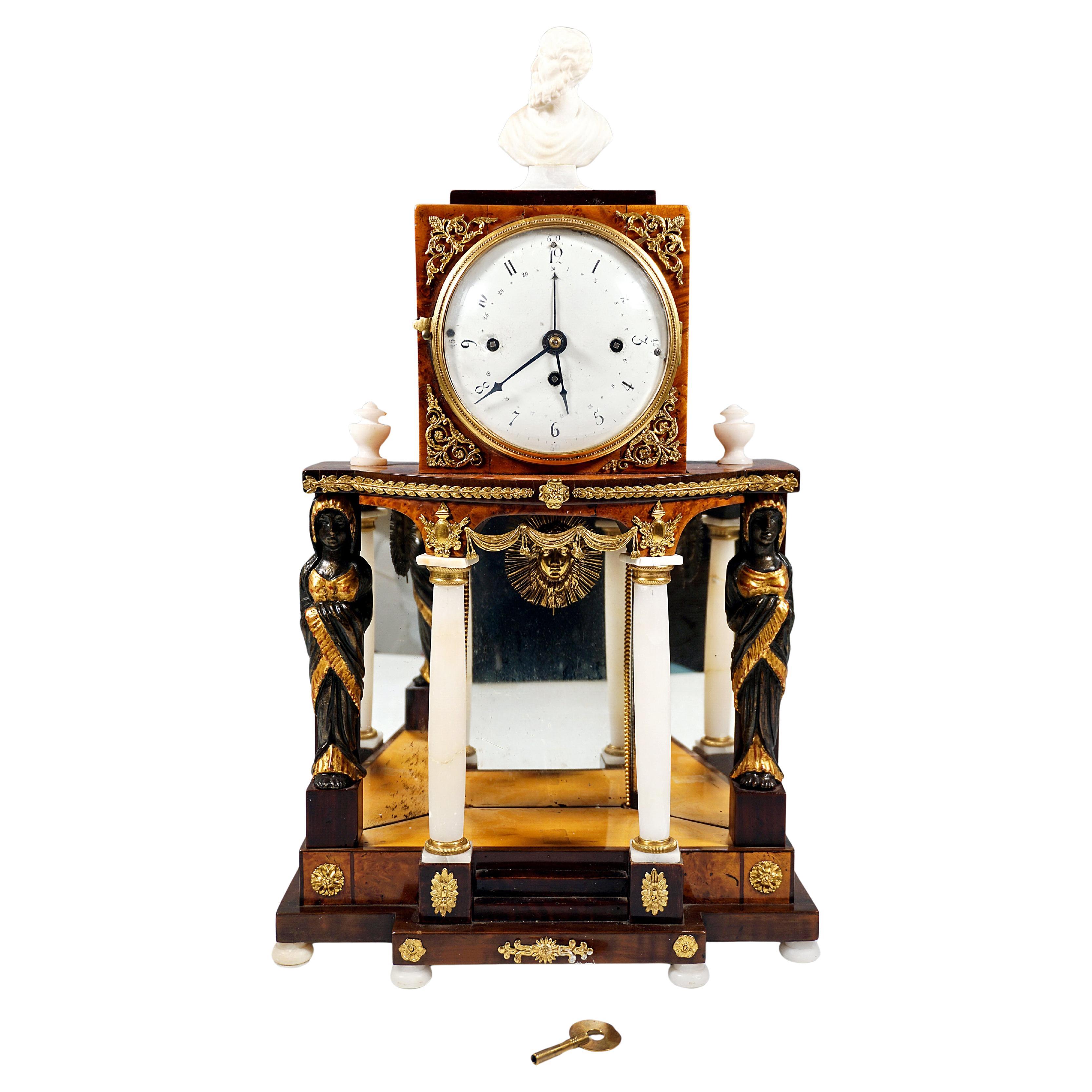 Horloge portail Empire viennoise avec cariatides et garnitures dorées, vers 1810 en vente