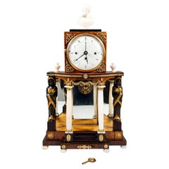 Horloge portail Empire viennoise avec cariatides et garnitures dorées, vers 1810