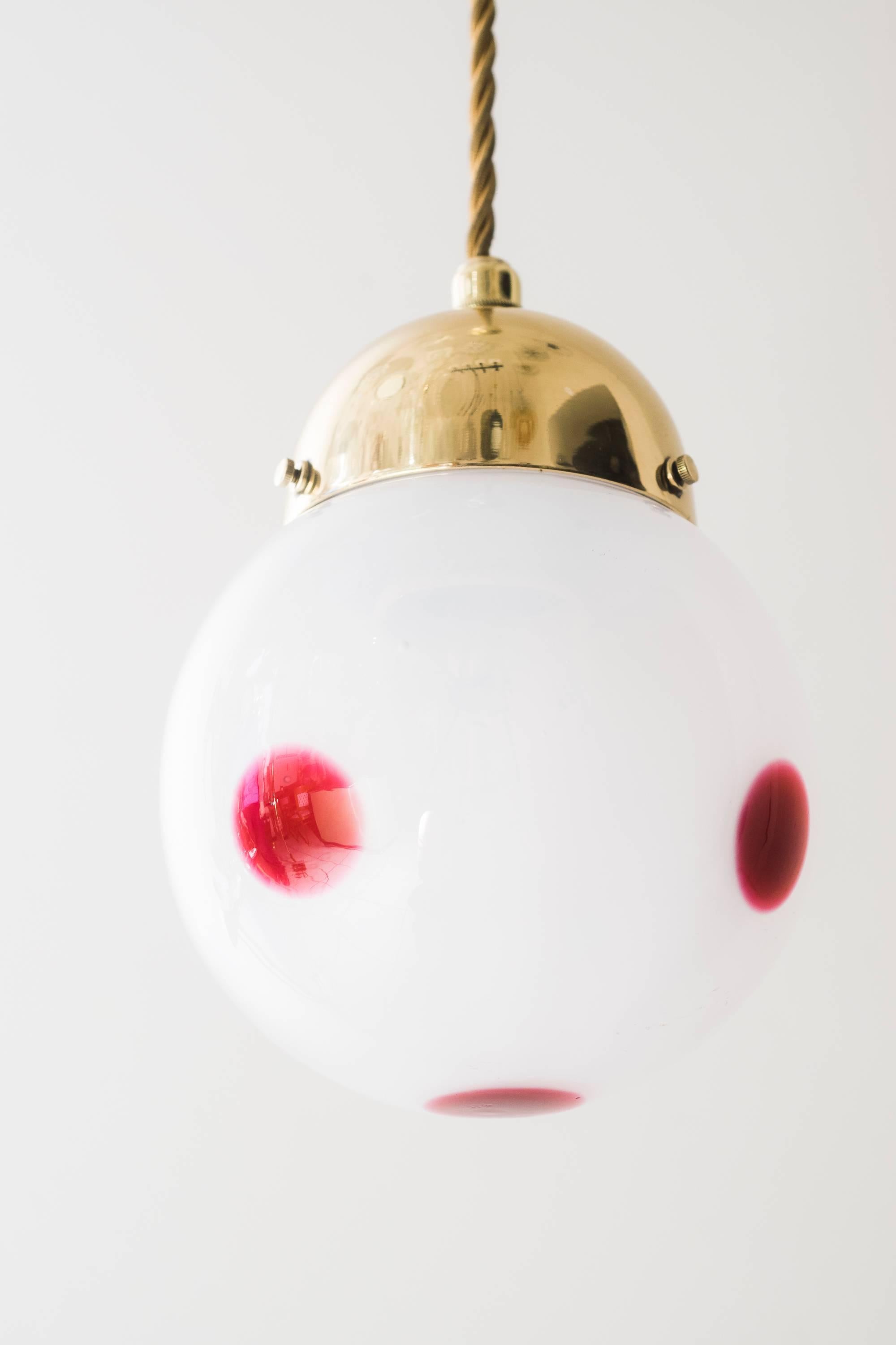 Lampada a sospensione viennese, 1905 circa con paralume Loetz
Paralume in vetro Koloman Moser
lucidato e smaltato a fuoco
La lunghezza del lampadario è facilmente regolabile per adattarsi a stanze di altezze diverse.
Ne abbiamo un secondo quasi