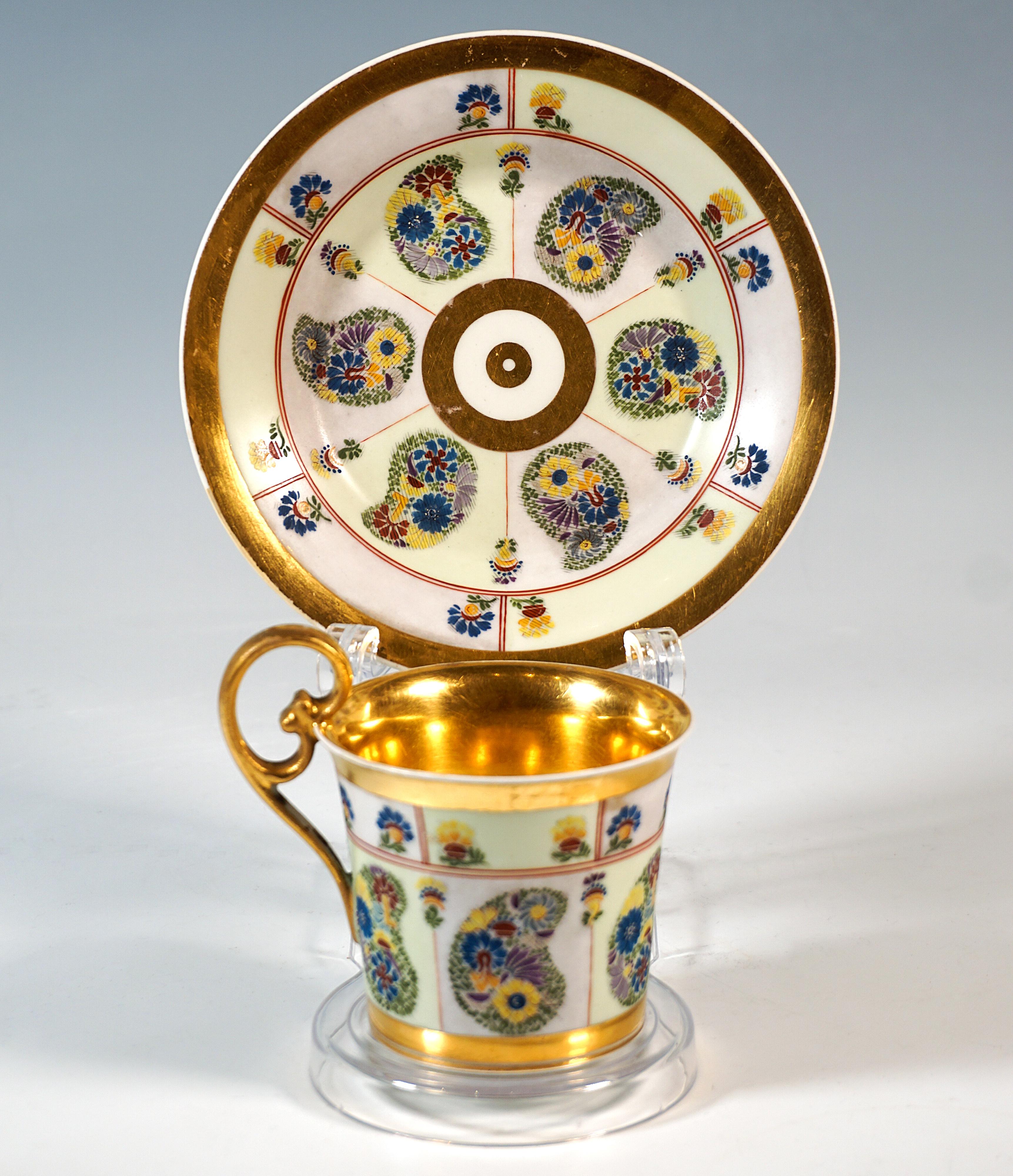 Tazza in porcellana finemente decorata con piattino:
Coppa leggermente allargata e conica verso l'alto, divisa in sei segmenti all'esterno con uno scomparto nel quarto superiore, con campi alternati di porpora chiaro e menta, le aree inferiori, più