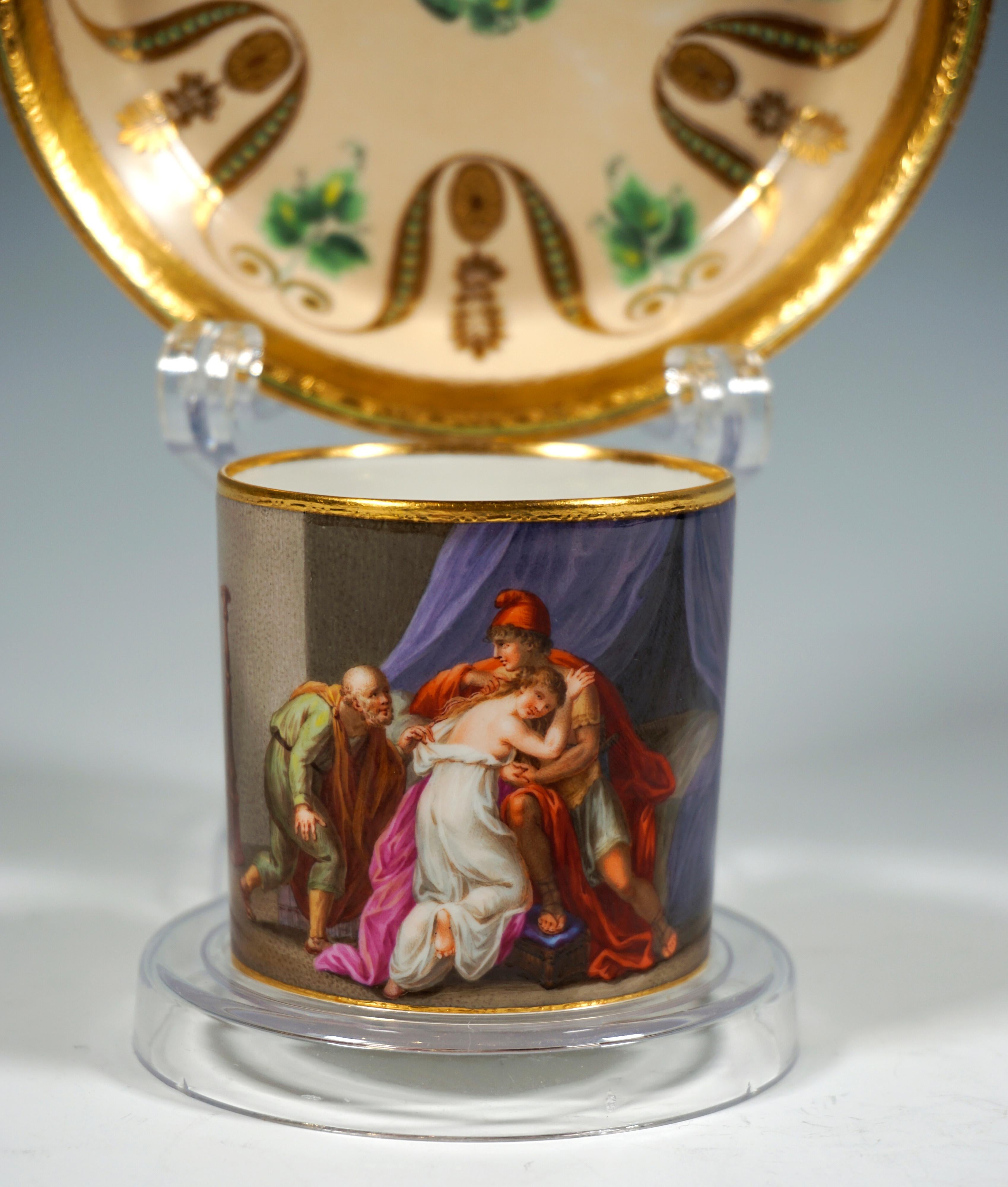 Außergewöhnlich dekorierte Porzellantasse mit Untertasse:
Die gesamte Höhe der Vorderseite des zylindrischen weißen Bechers ist mit einem szenischen Motiv in Polychromie nach einem Stück von William Shakespeare verziert: 